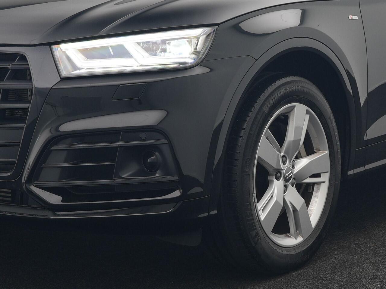 Audi Q5 50 TFSI e quattro S Line Plug In Hybrid 299pk Dealer O.H PHEV | Luchtvering | Trekhaak Af Fabriek | Adaptive Cruise | Camera | Virtual | Apple Carplay | Alcantara Sportstoelen Verwarmd | Keyless | Navigatie | DAB |