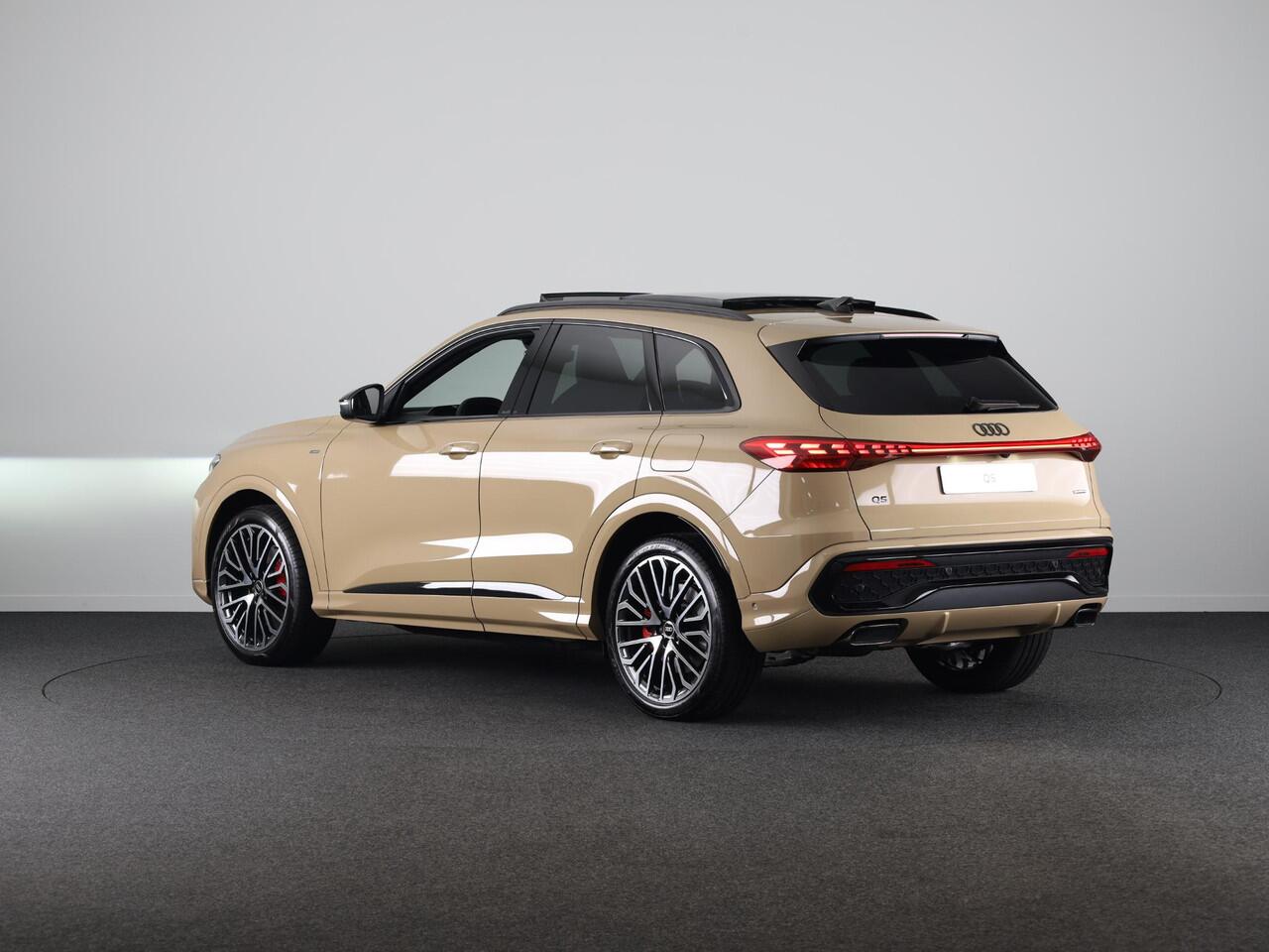 Audi Q5 2.0 TFSI e-hybrid quattro S edition Competition | Mmi experience pro | Glazen panoramadak | Tech plus | Privacy glas |