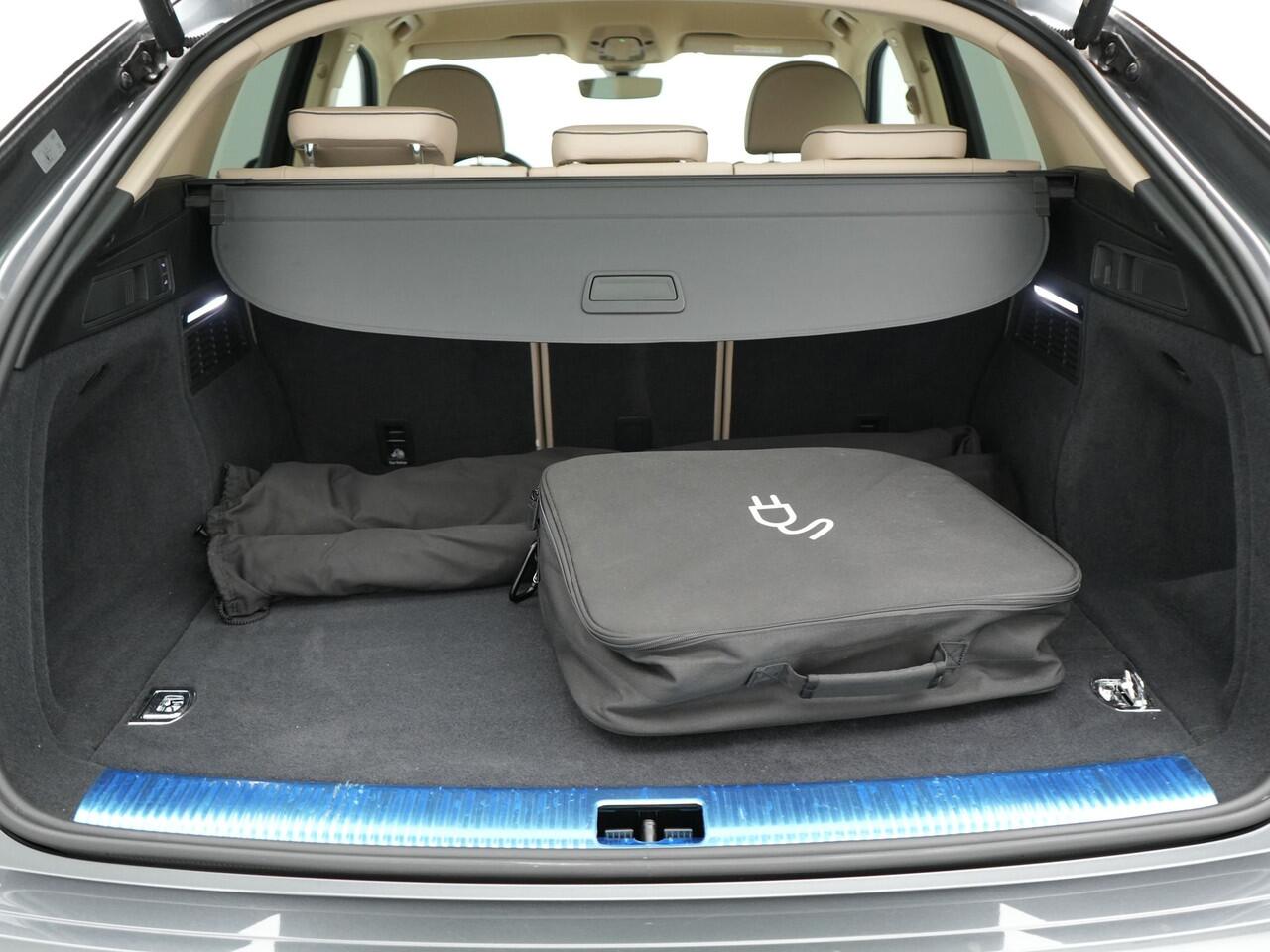 Audi Q5 Sportback 50 TFSI e S Line Plug In Hybrid 300pk Dealer O.H PHEV | Luchtvering | Matrix LED | 21"Audi Sport L.M | Sfeerverlichting | Lederen Sportstoelen Verwarmd | Cruise Control | Navigatie | Virtual | DAB |