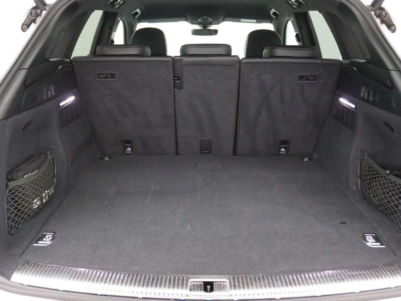 Audi Q5 55 TFSI e quattro S edition 367PK S-Tronic 360gr. Camera, Elektr. verst. stoelen, Keyless, B&O Soundsysteem, Matrix-LED verlichting, Side Assist, Elektr. Achterklep, Stoelverwarming, 19" LM Velgen, Adaptieve Cruise Control