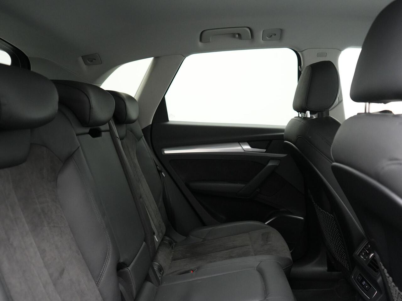 Audi Q5 50 TFSI e quattro S Line Plug In Hybrid 299pk Dealer O.H PHEV | Luchtvering | Trekhaak Af Fabriek | Adaptive Cruise | Camera | Virtual | Apple Carplay | Alcantara Sportstoelen Verwarmd | Keyless | Navigatie | DAB |