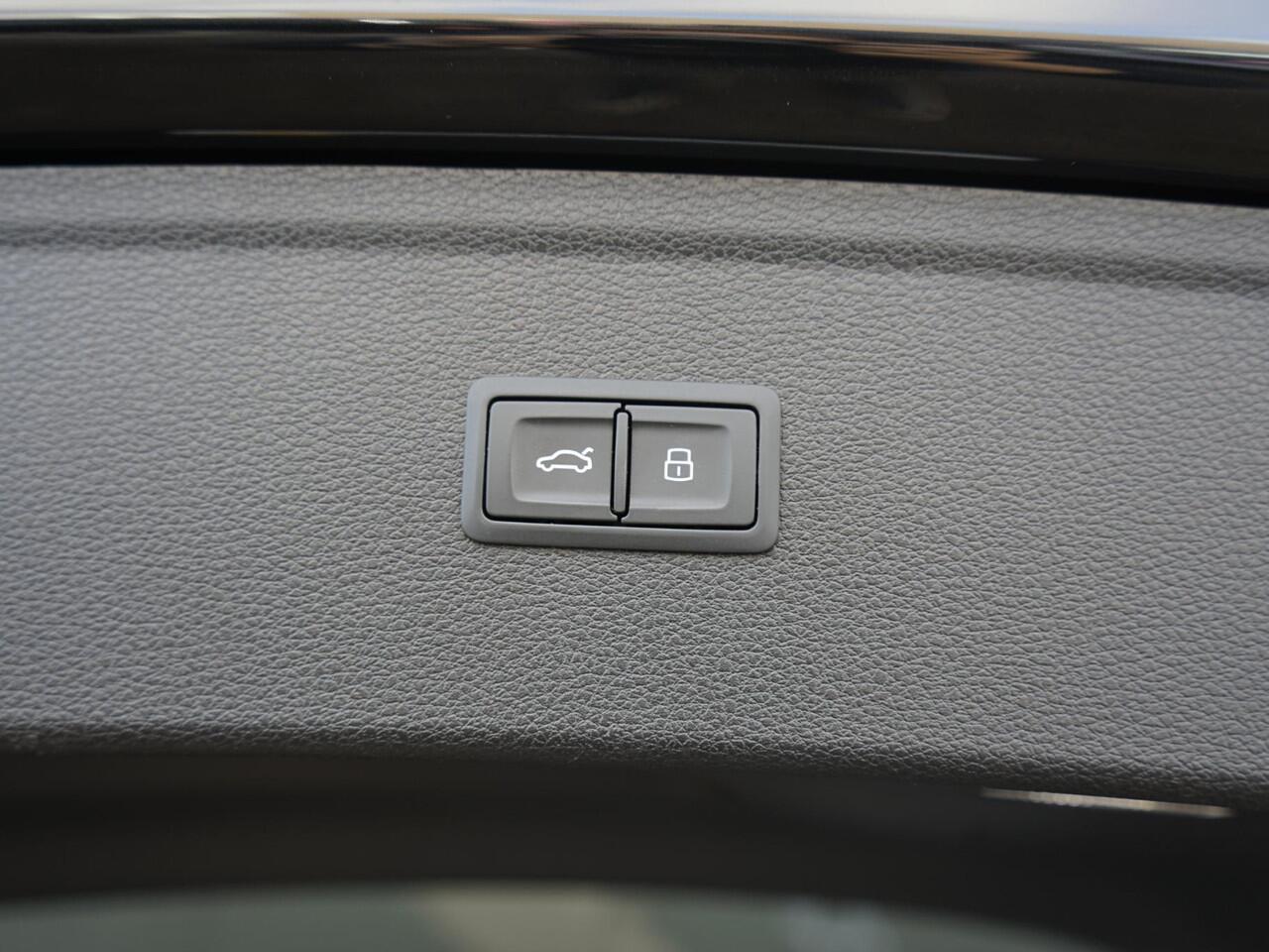 Audi Q5 50 TFSI e S line 1e Eig /Dealeronderh. / Hulppakket Tour / Hulppakket Stad / Elektr. Trekhaak / Zwart optiek / Ambianteverlichting