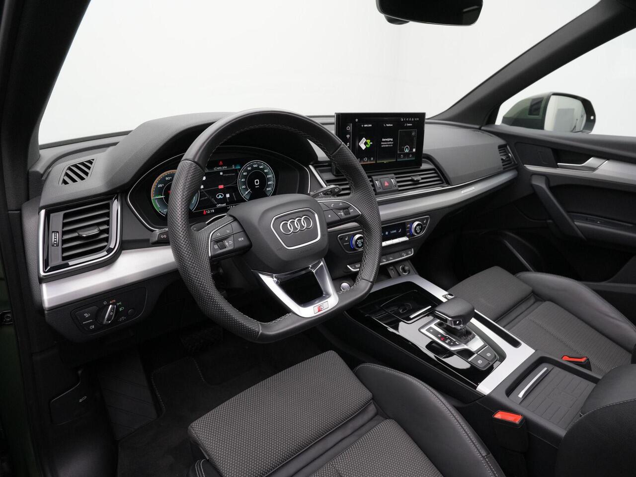 Audi Q5 50 TFSI e 299 pk S-tronic S-Line | Panoramadak | Trekhaak | 360 camera | Elektr. verstelbare stoelen | Side Assist | Afgevlakt sportstuur