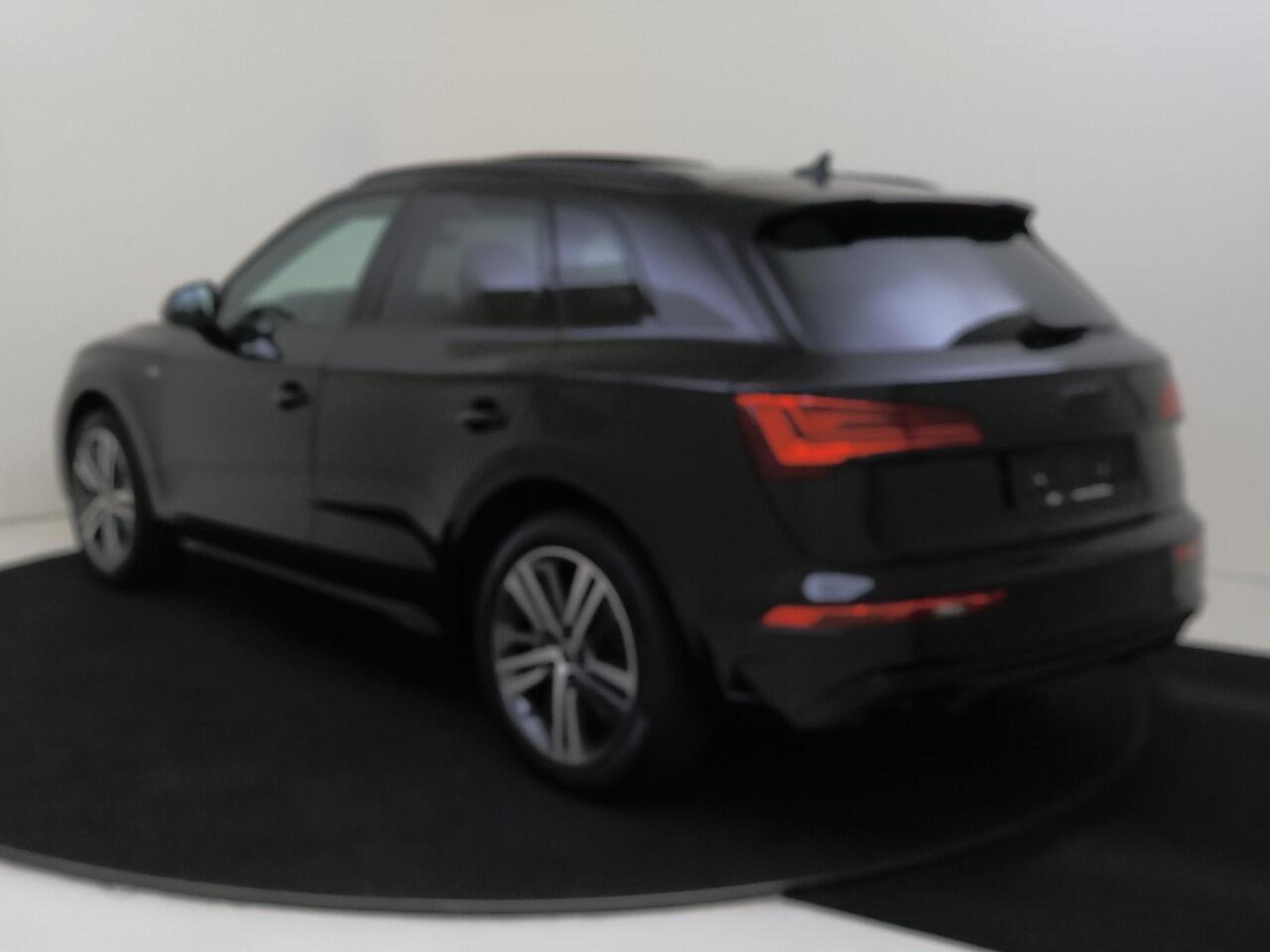 Audi Q5 50 TFSI e S edition Competition | Panoramadak | Comfortsleutel | Elek. verstelbare voorstoelen | Adaptive cruisecontrol | Verwarmbaar stuurwiel
