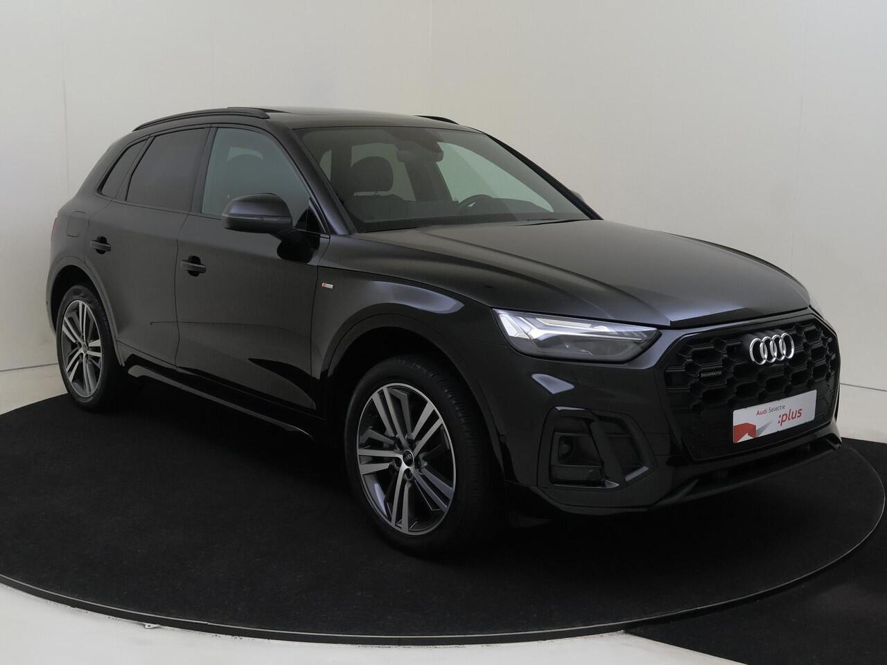 Audi Q5 50 TFSI e S edition | Panoramadak | 360 camera | Dodehoek detectie | LED matrix verlichting | Stoelverwarming | Parkeerasisstent | 3-zone airco | Navigatie Plus |