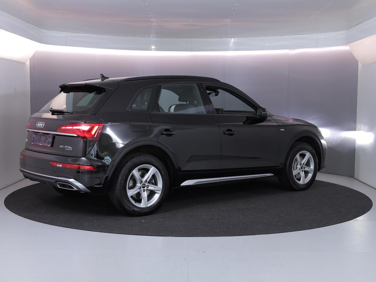 Audi Q5 50 TFSI e S edition 299 pk S-tronic | 92% SOH | Parkeersensoren (Park assist) | Rondomzicht camera | Leder | Stoelverwarming | S-Line |