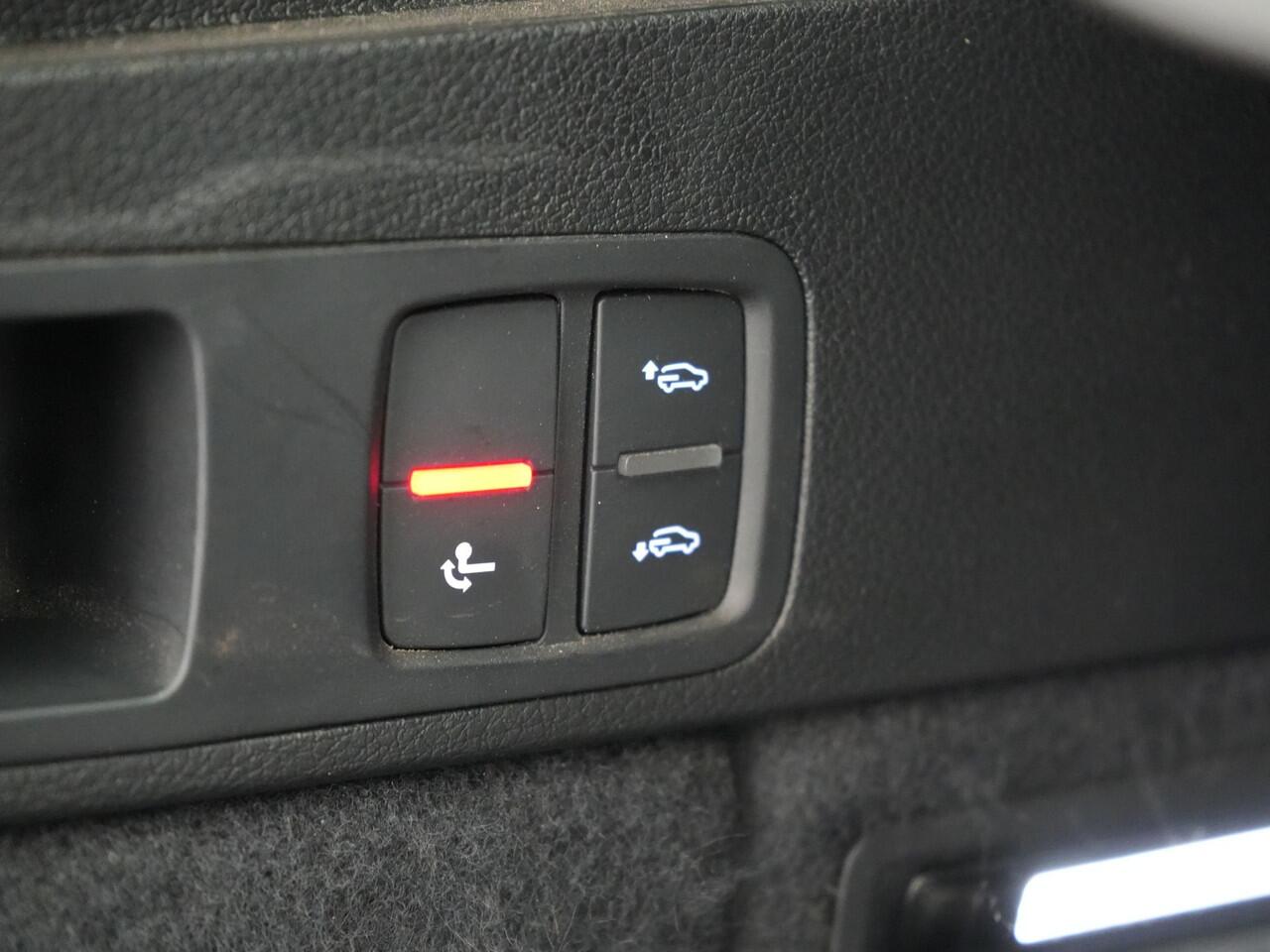 Audi Q5 50 TFSI e quattro S Line Plug In Hybrid 299pk Dealer O.H PHEV | Luchtvering | Trekhaak Af Fabriek | Adaptive Cruise | Camera | Virtual | Apple Carplay | Alcantara Sportstoelen Verwarmd | Keyless | Navigatie | DAB |