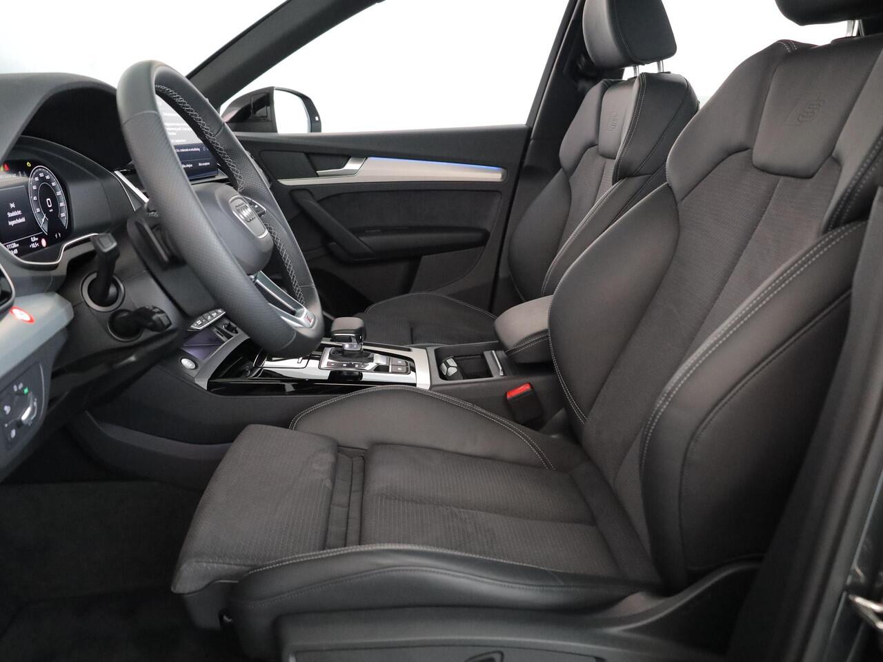 Audi Q5 55 TFSI e S edition Competition 367 pk S-tronic | Private lease vanaf ¤1044,-| Navigatie | Panoramadak | Trekhaak (wegklapbaar) | Parkeersensoren (Park assist) | Rondomzicht camera | S-Line |