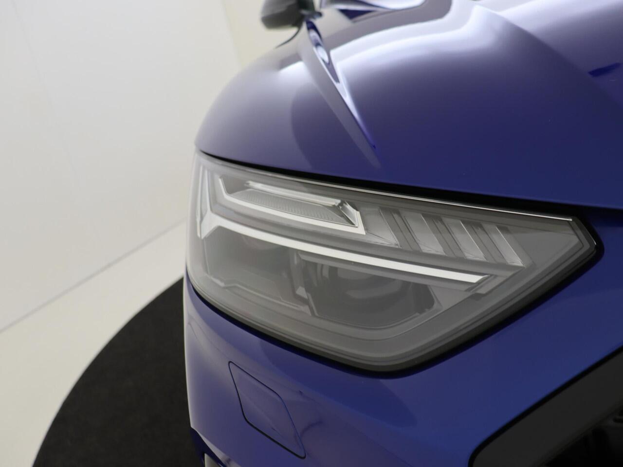 Audi Q5 Sportback 55 TFSI e S edition Competition | Panoramadak | Trekhaak | Stoelverwarming voor en achter | Dodehoek detectie | Optiek zwart Plus | LED matrix verlichting | Achteruitrijcamera | Keyless |