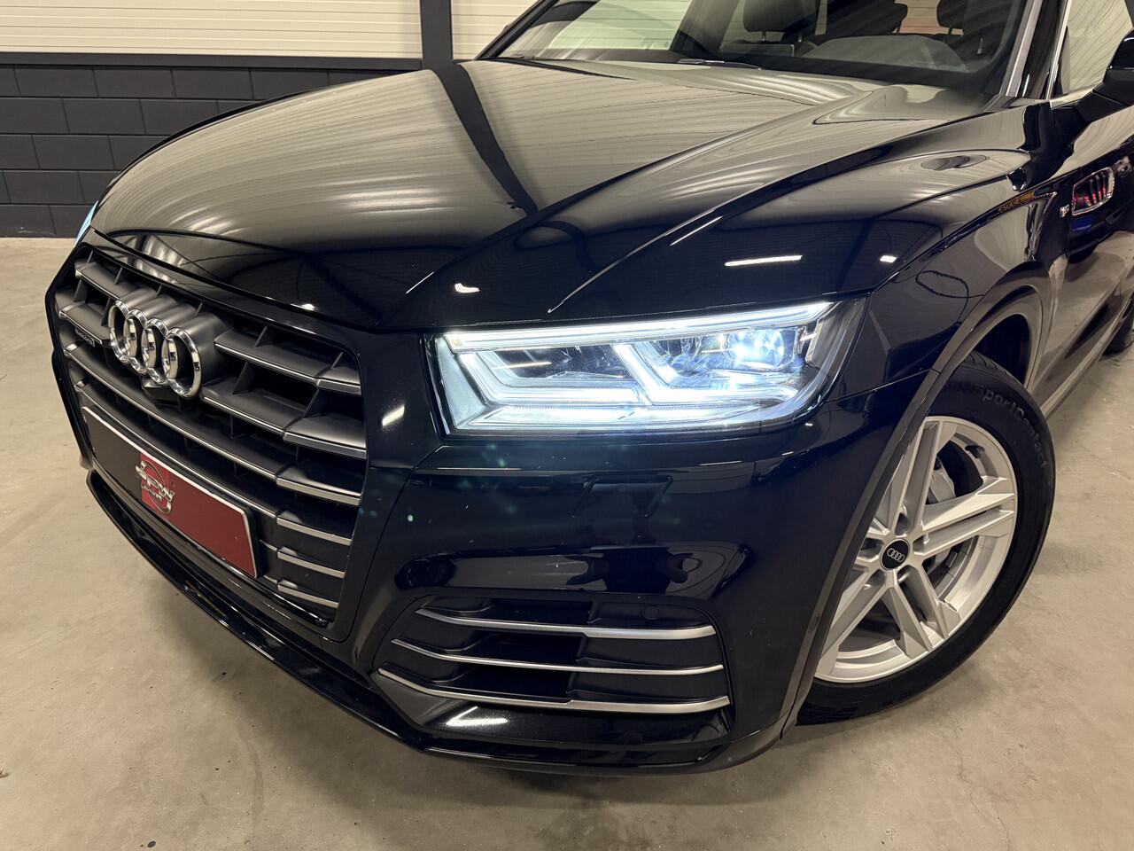 Audi Q5 55 TFSI e quattro Competition 367PK S-Line PANO/LUCHTVERING/TREKHAAK/360CAMERA/MASSAGE/KEYLESS/MATRIX/VIRTUAL/CARPLAY/SFEER/19"/PRIVACY/3X S-LINE/MYTHOSSCHWARZ METALLIC/VOLLEDIG AUDI DEALER HISTORIE,NET OH BEURT GEHAD BIJ 152.329KM