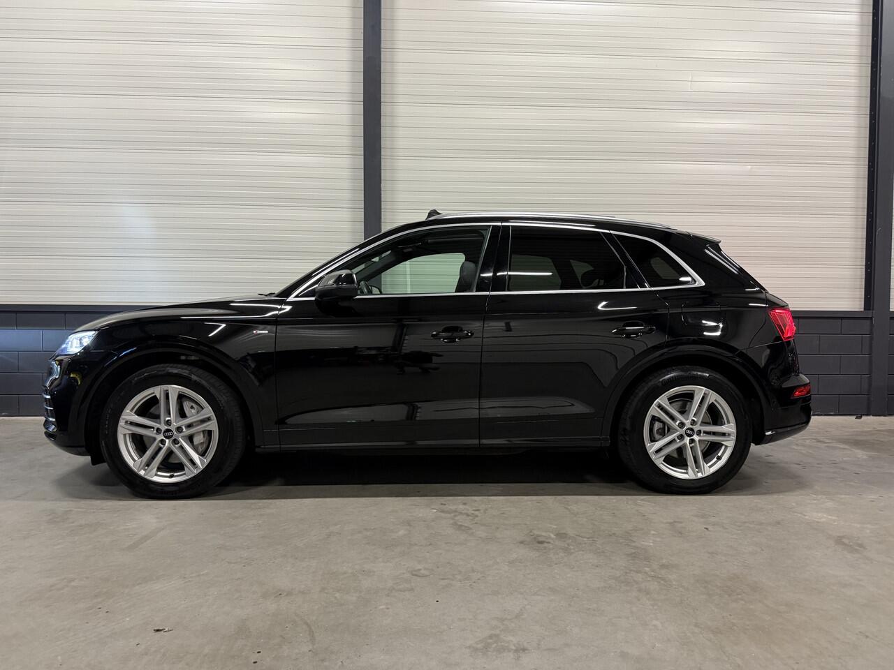 Audi Q5 55 TFSI e quattro Competition 367PK S-Line PANO/LUCHTVERING/TREKHAAK/360CAMERA/MASSAGE/KEYLESS/MATRIX/VIRTUAL/CARPLAY/SFEER/19"/PRIVACY/3X S-LINE/MYTHOSSCHWARZ METALLIC/VOLLEDIG AUDI DEALER HISTORIE,NET OH BEURT GEHAD BIJ 152.329KM