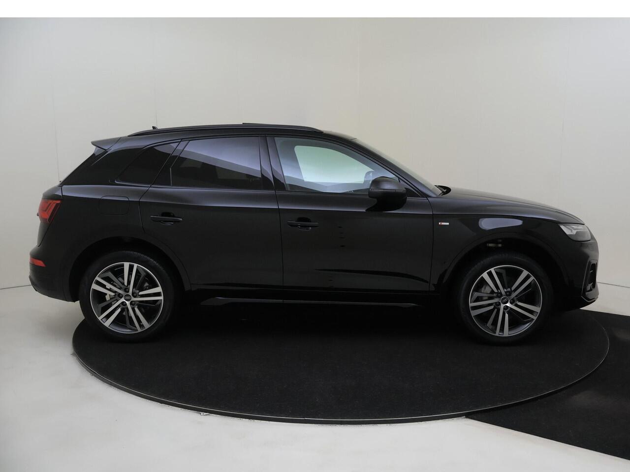 Audi Q5 50 TFSI e S edition | Panoramadak | 360 camera | Dodehoek detectie | LED matrix verlichting | Stoelverwarming | Parkeerasisstent | 3-zone airco | Navigatie Plus |