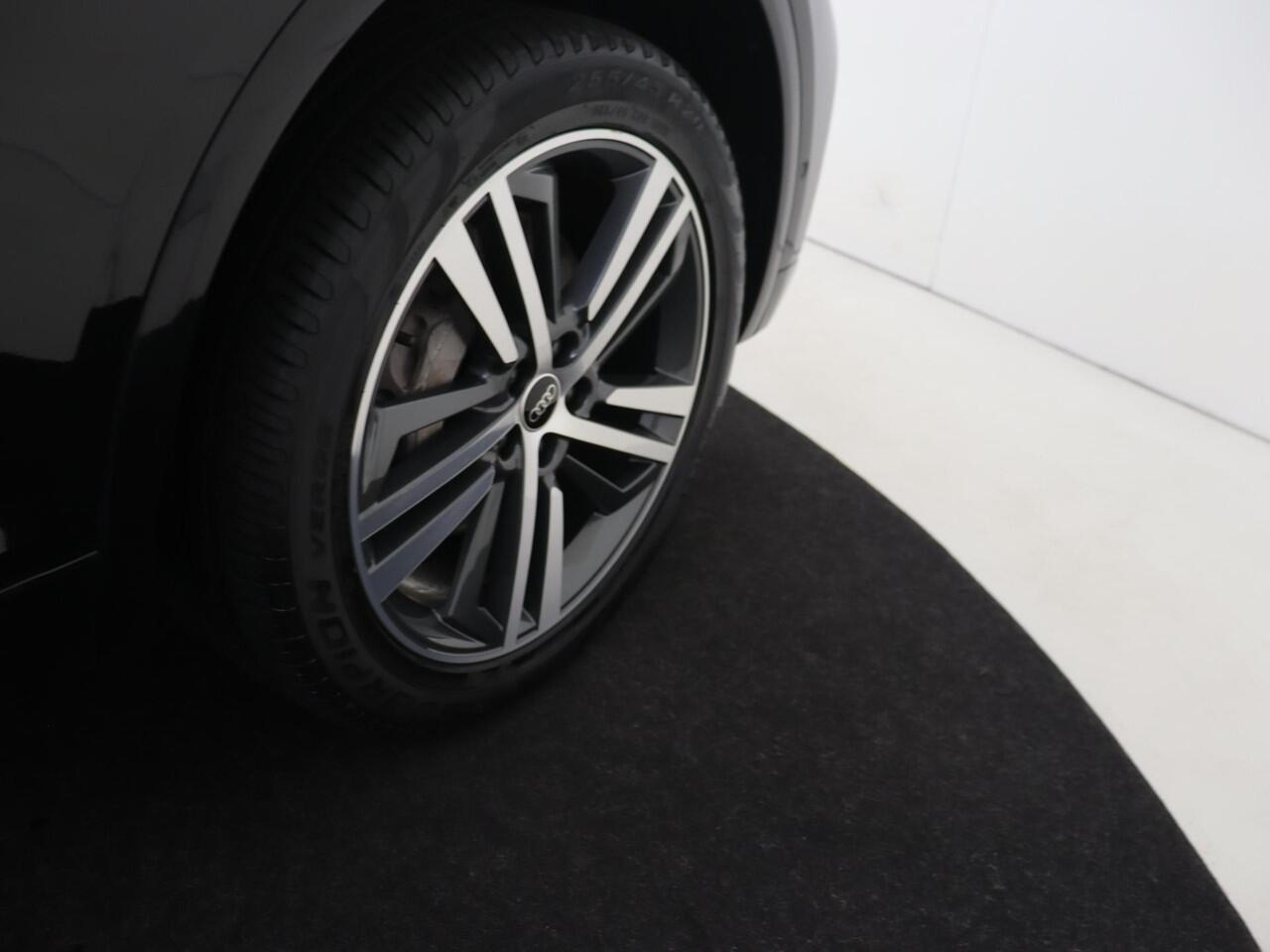 Audi Q5 50 TFSI e S edition | Panoramadak | 360 camera | Dodehoek detectie | LED matrix verlichting | Stoelverwarming | Parkeerasisstent | 3-zone airco | Navigatie Plus |