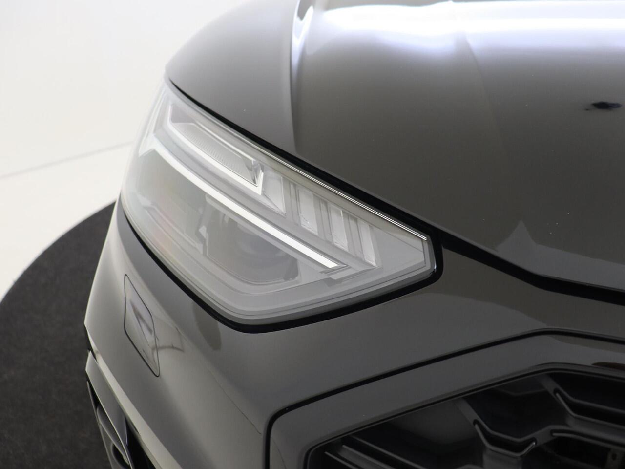 Audi Q5 50 TFSI e S edition | Panoramadak | 360 camera | Dodehoek detectie | LED matrix verlichting | Stoelverwarming | Parkeerasisstent | 3-zone airco | Navigatie Plus |