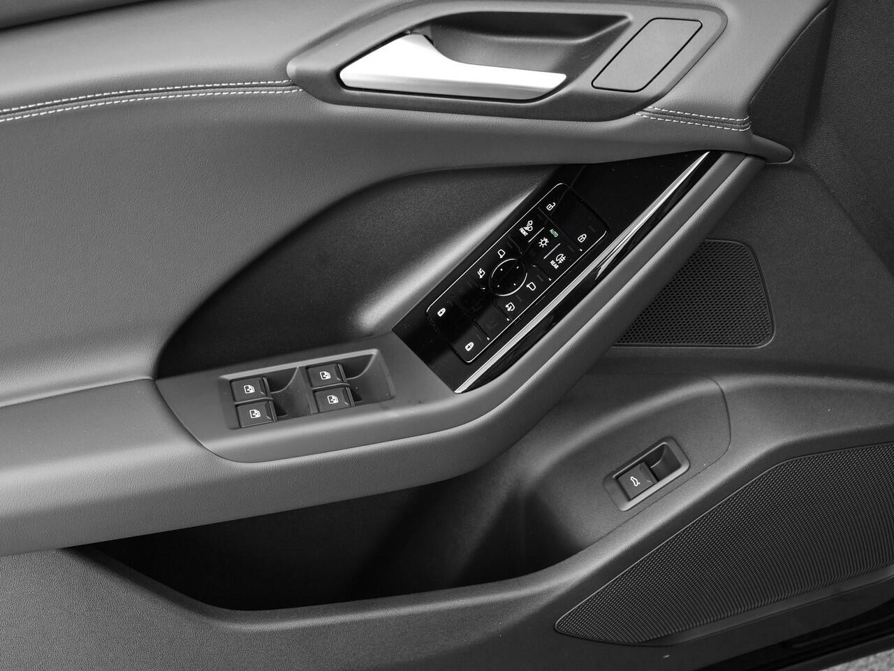 Audi Q6 e-tron Advanced edition 252 PK · Trekhaak, mechanisch draaibaar · Sportstoel zwart leder-kunstl. · 2-spaaks sport mf afgevl. padd