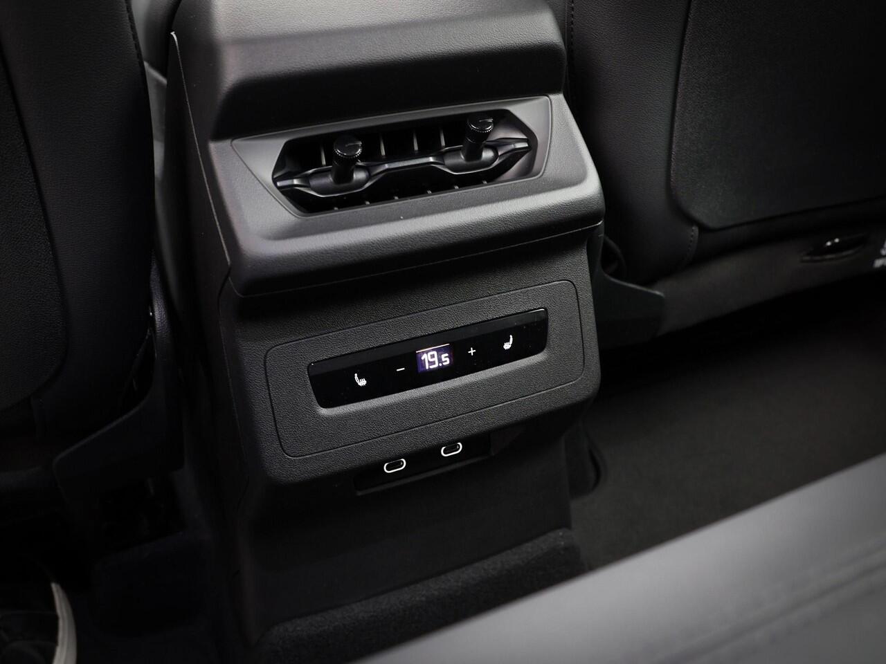 Audi Q6 e-tron Advanced edition 252 PK · Trekhaak, mechanisch draaibaar · Sportstoel zwart leder-kunstl. · 2-spaaks sport mf afgevl. padd