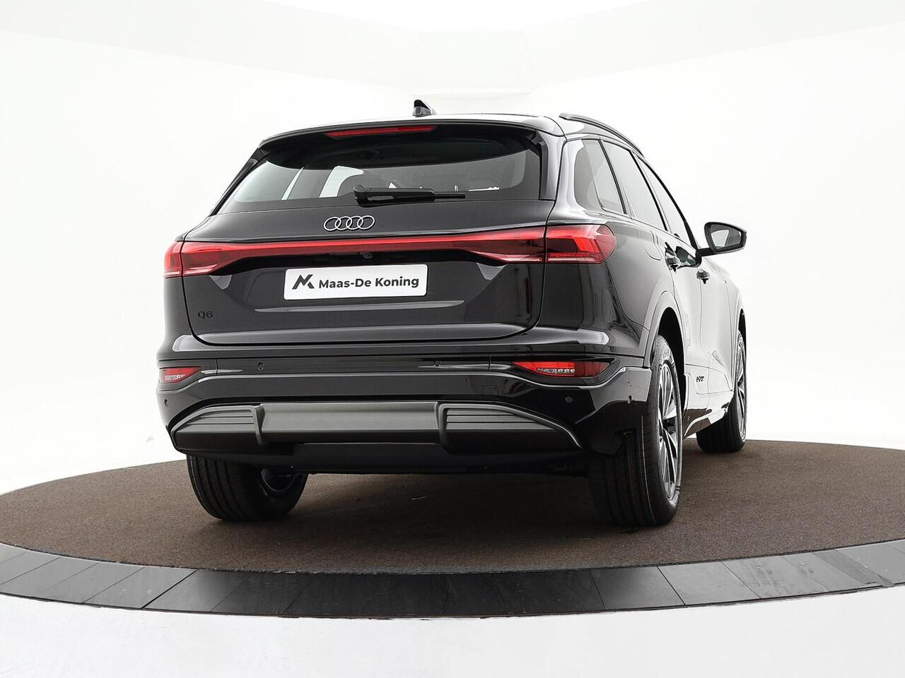 Audi Q6 e-tron Advanced edition 252 PK · Trekhaak, mechanisch draaibaar · Sportstoel zwart leder-kunstl. · 2-spaaks sport mf afgevl. padd