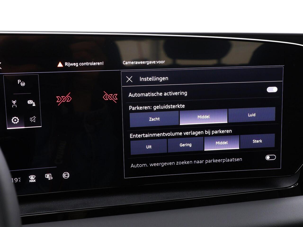 Audi Q6 e-tron Advanced edition 252 PK · Trekhaak, mechanisch draaibaar · Sportstoel zwart leder-kunstl. · 2-spaaks sport mf afgevl. padd