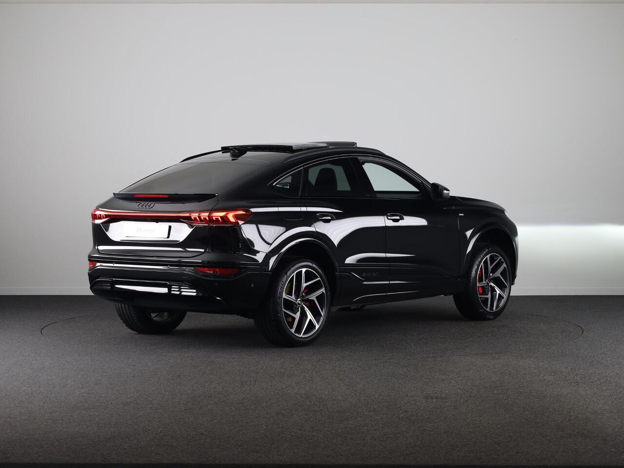 Audi Q6 Sportback e-tron S edition 83Kwh 185 kW / 252 PK Sportback | S edition | Tech Pro | Pano | Luchtvering | Matrix LED | Leder |