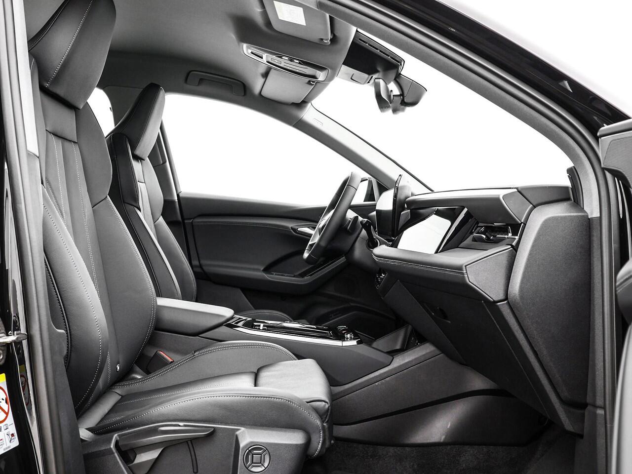 Audi Q6 e-tron Advanced edition 252 PK · Trekhaak, mechanisch draaibaar · Sportstoel zwart leder-kunstl. · 2-spaaks sport mf afgevl. padd