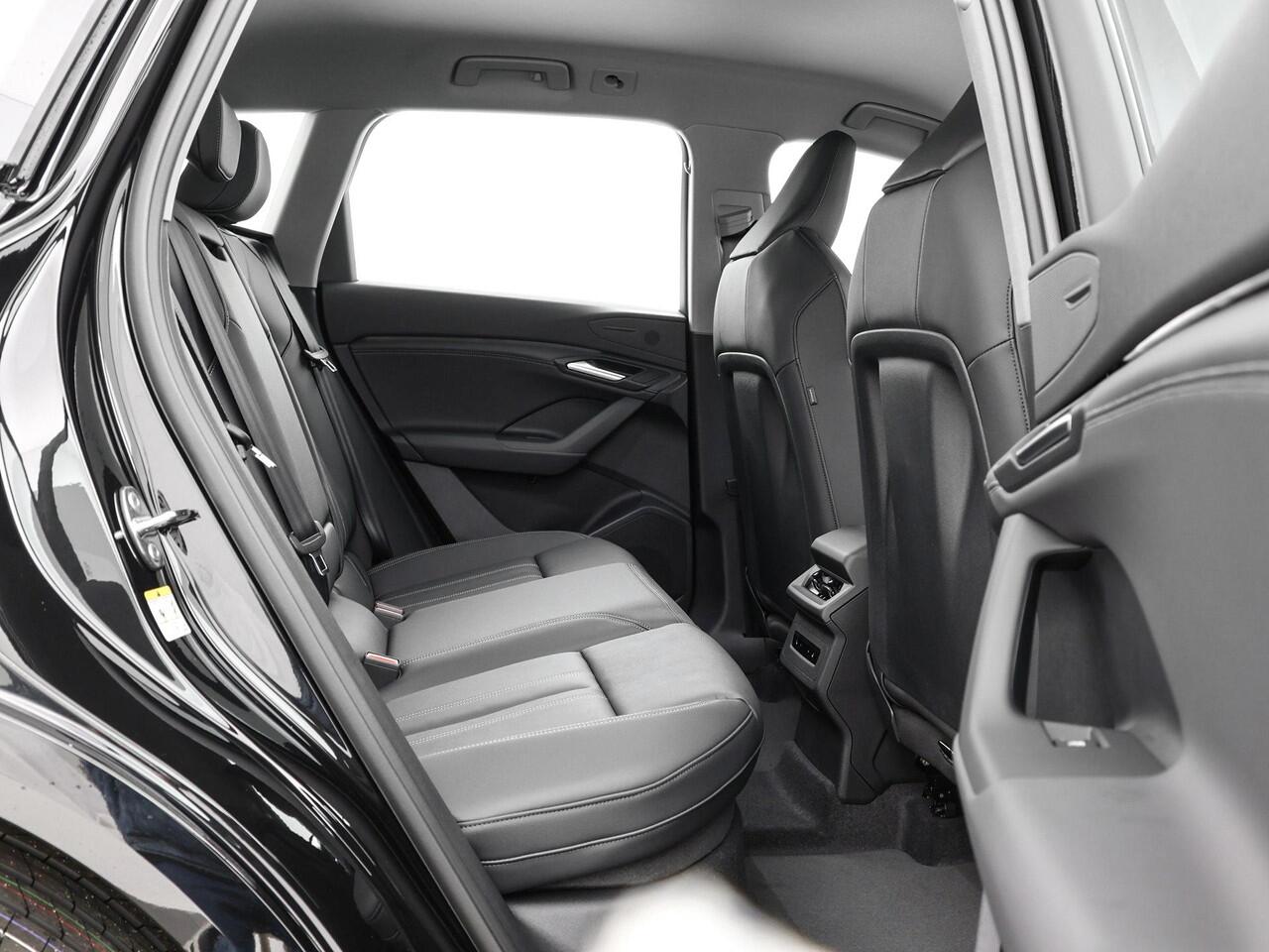 Audi Q6 e-tron Advanced edition 252 PK · Trekhaak, mechanisch draaibaar · Sportstoel zwart leder-kunstl. · 2-spaaks sport mf afgevl. padd