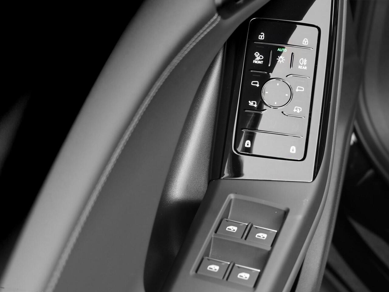 Audi Q6 e-tron Advanced edition 252 PK · Trekhaak, mechanisch draaibaar · Sportstoel zwart leder-kunstl. · 2-spaaks sport mf afgevl. padd