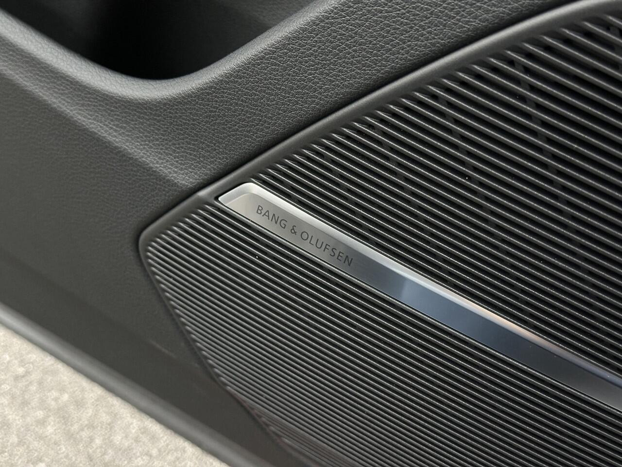 Audi Q7 60 462pk S Competition | Carbon Pack | 360 Camera | RS-Leder | ACC | Panorama | Laser-LED | Trekhaak | B&O Sound | 10-2023 | Nw.Pr; 133000,= | Keyless-Entry | Luchtvering | 22'' | Memory | Stoelverwarming V+A | Stuurverwarming | Stand Kachel | Zonwering |