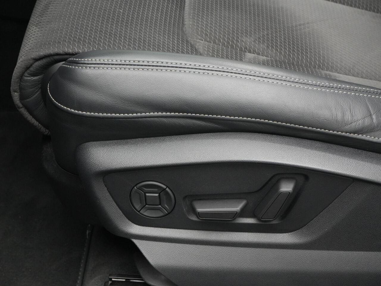 Audi Q7 55 TFSI e 381 pk Tiptronic quattro Pro Line S / S-Line | Panoramadak | Trekhaak | Head-Up Display | Rondomzicht camera | Carbon spiegelkappen | Zwart optiekpakket plus | 21 inch