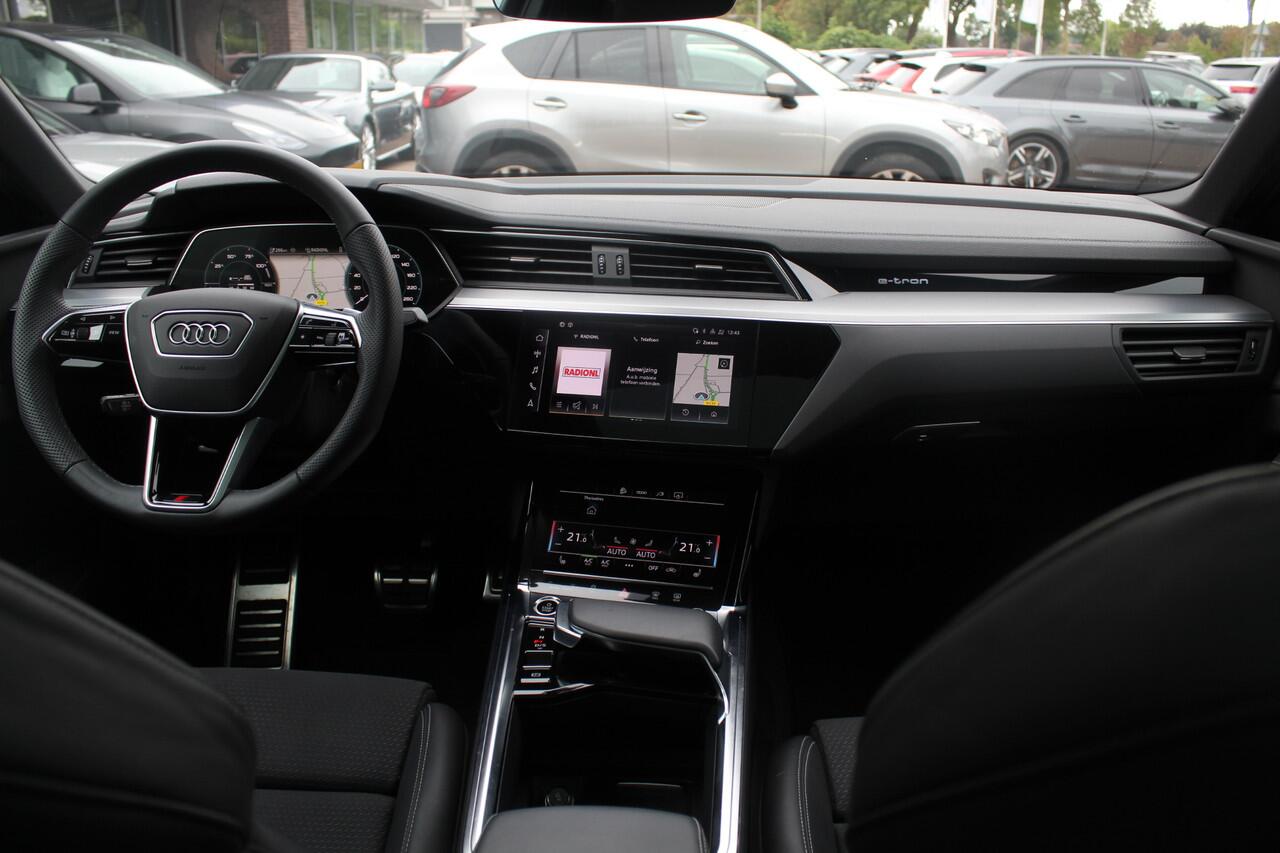 Audi Q8 Sportback e-tron 55 quattro S Edition Competition 115 kWh / SoH 94.8 % / Trekhaak / Panoramadak / Camera / Sfeerverlichting / 21'' / Keyless / Luchtvering / Stuurverwarming / DAB / ACC