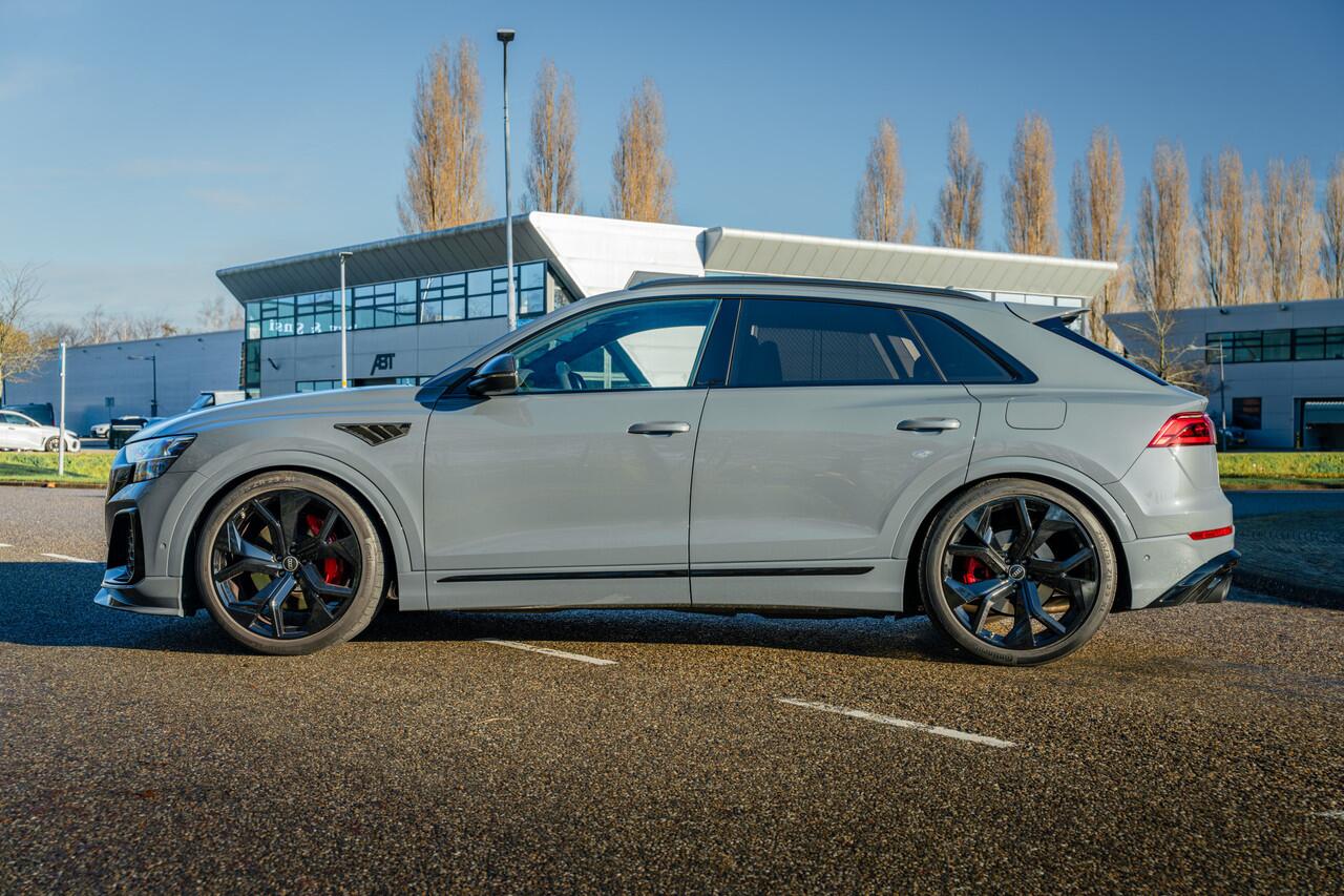 Audi Q8 60 TFSI e 557 pk quattro ABT Aero Competition | Audi exclusive Grigio Telesto | Advanced onderstel | Panoramadak | S sportstoelen | B&O | Keyless | Uitgebreid leder pakket | Alcantara hemel | Carbon spiegels | Carbon interieur | Stoelven | ABT Power S | A