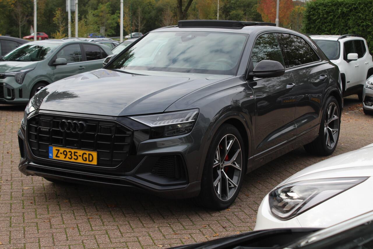 Audi Q8 55 TFSI quattro Pro Line S / Trekhaak / Panoramadak / Camera / Head-up / Luxe Leder / Carbon / 22'' / RS Seats / Keyless / Sfeerverlichting / Matrix LED / Stoelventilatie / Stuur+Stoelverwarming / DAB / ACC / Stoelm