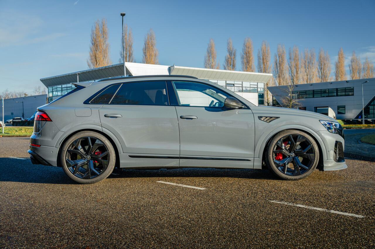 Audi Q8 60 TFSI e 557 pk quattro ABT Aero Competition | Audi exclusive Grigio Telesto | Advanced onderstel | Panoramadak | S sportstoelen | B&O | Keyless | Uitgebreid leder pakket | Alcantara hemel | Carbon spiegels | Carbon interieur | Stoelven | ABT Power S | A