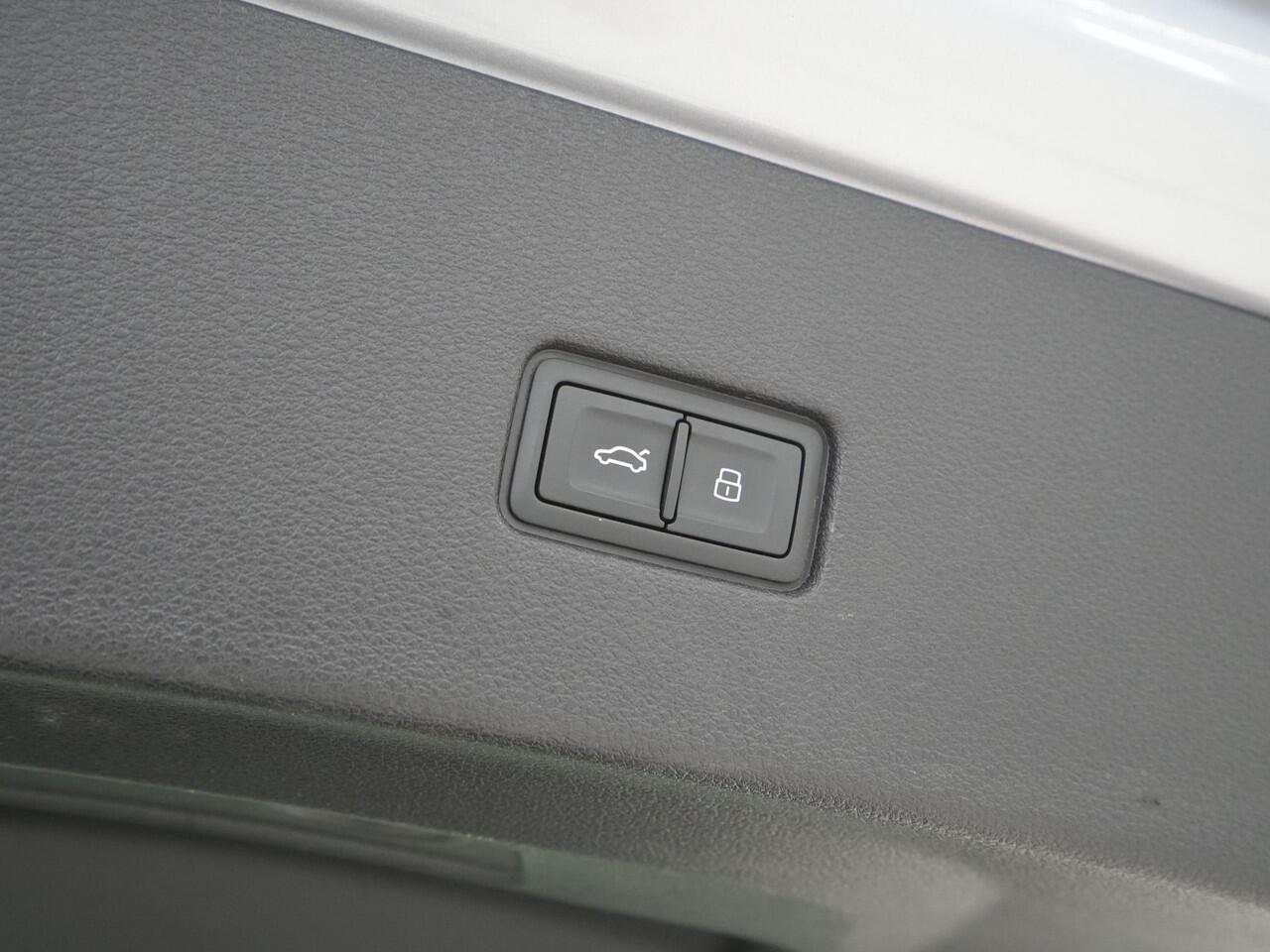 Audi Q8 55 TFSI e 381 pk quattro S-Line Panorama Matrix Led Camera Luchtvering Stoelverwarming Navigatie Carplay 16