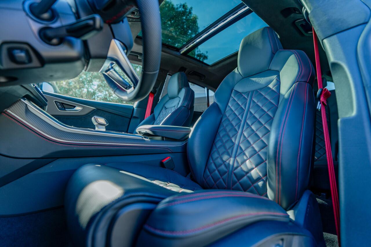 Audi Q8 60 TFSI e 557 pk quattro ABT Aero Competition | Audi exclusive Grigio Telesto | Advanced onderstel | Panoramadak | S sportstoelen | B&O | Keyless | Uitgebreid leder pakket | Alcantara hemel | Carbon spiegels | Carbon interieur | Stoelven | ABT Power S | A