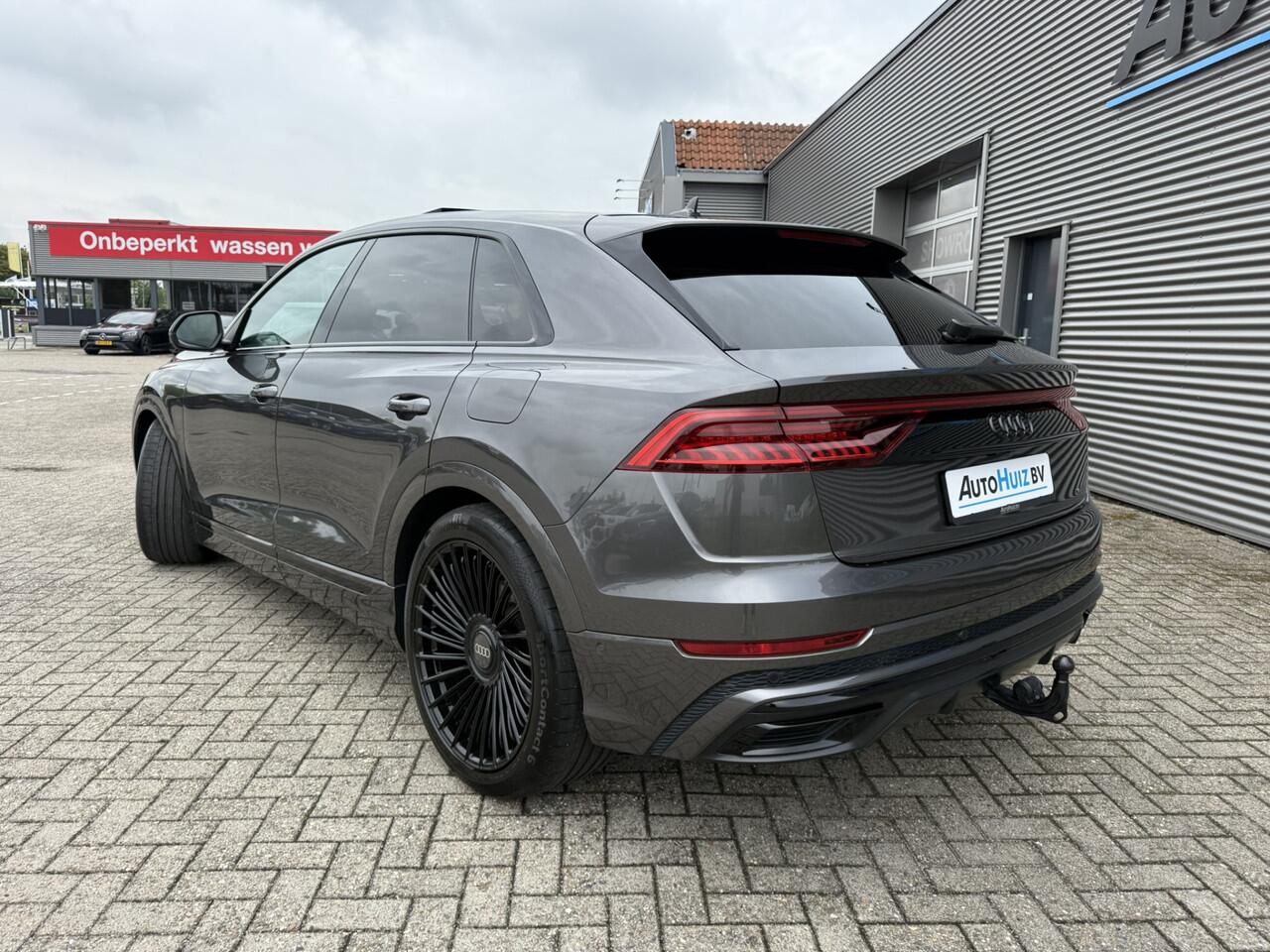 Audi Q8 60 TFSI e 467 PK Quattro Pro Line S-Line Competition Panoramadak S-Line Sportstoelen Plus Trekhaak Stuurverwarming Stoelverkoeling ACC Audi Exclusive Individueel-lak Rotor Grau!
