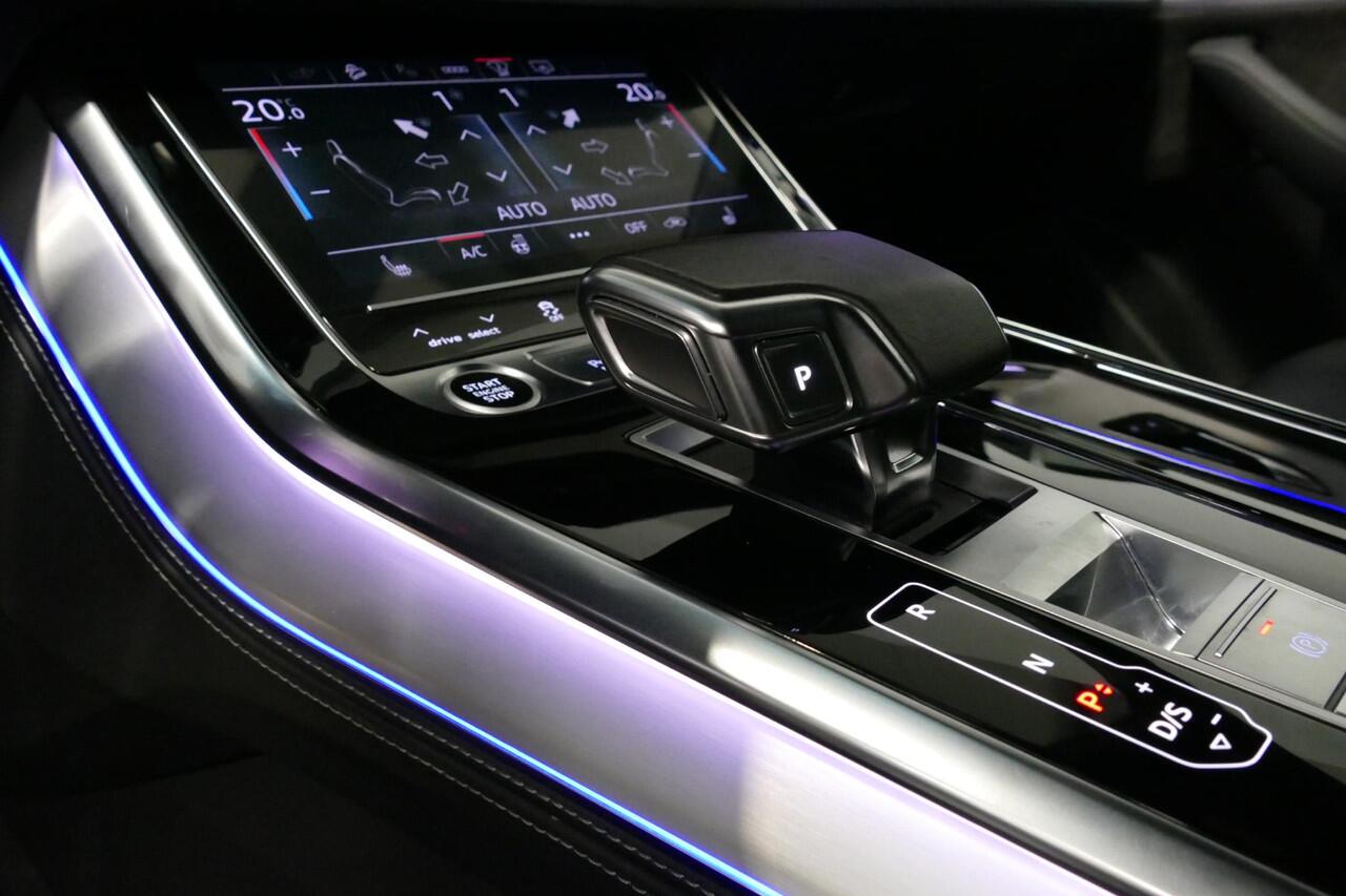 Audi Q8 60 TFSI e quattro Competition / S-Line / HD Matrix LED / Servosluiting / RS-Sportstoelen / Elektr. verstelbare voorstoelen / Head-Up Display / Stuur- & stoelverwarming / 360 graden camera / Bang & Olufsen Sound / Achterbank verwarming / 22'' LMV / Trekhaa
