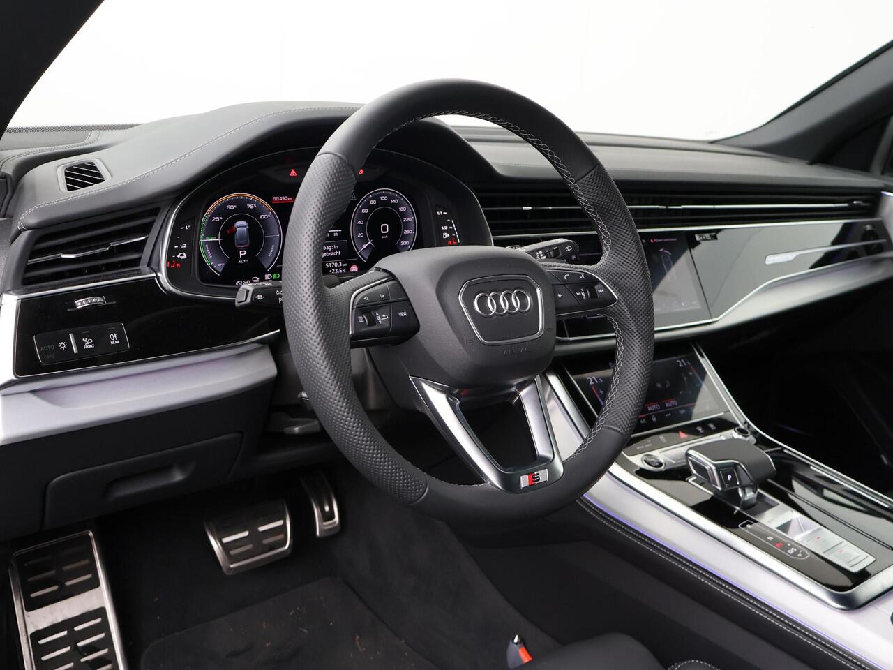 Audi Q8 Pro Line S 55 TFSI e quattro tiptronic | Bang & Olufsen premium | Ledinstaplicht logoprojectie | Interieurpakket Leder | Velgen multispaaks 23 Inch | Achterbank plus | Glazen panoramadak | Verwarmd Stuurwiel | Trekhaak en aanhangerassistent | Sportstoelen