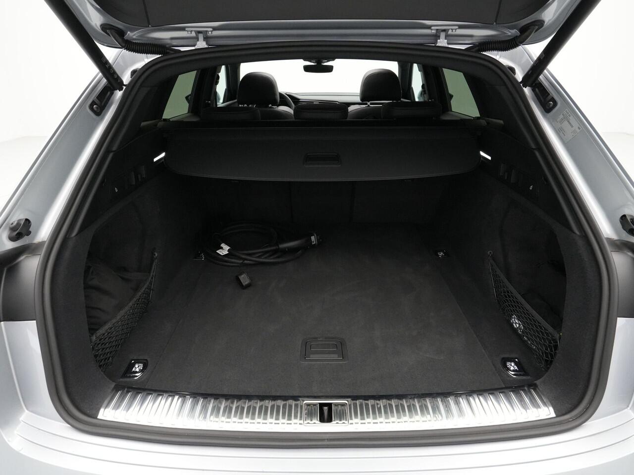 Audi Q8 e-tron 55 quattro Advanced Edition 115 kWh Panorama 360 Camera Trekhaak HUD 22'' 3