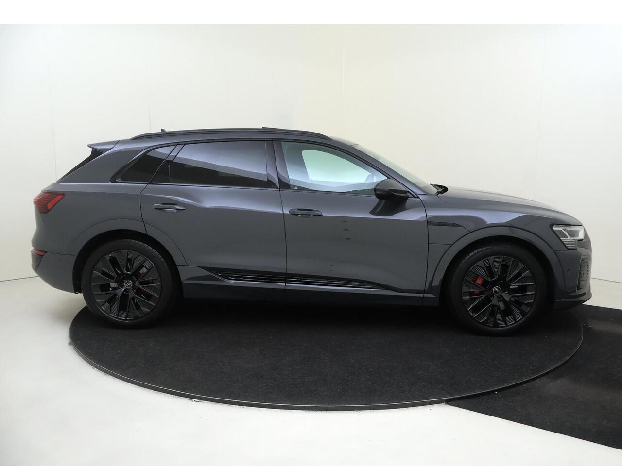 Audi Q8 e-tron 55 quattro S Edition Competition 115 kWh | Panoramadak | Trekhaak | Luchtvering | Adaptieve cruise control | LED koplampen | Achteruitrijcamera | Grootlichtassistent | Stoelverwarming |