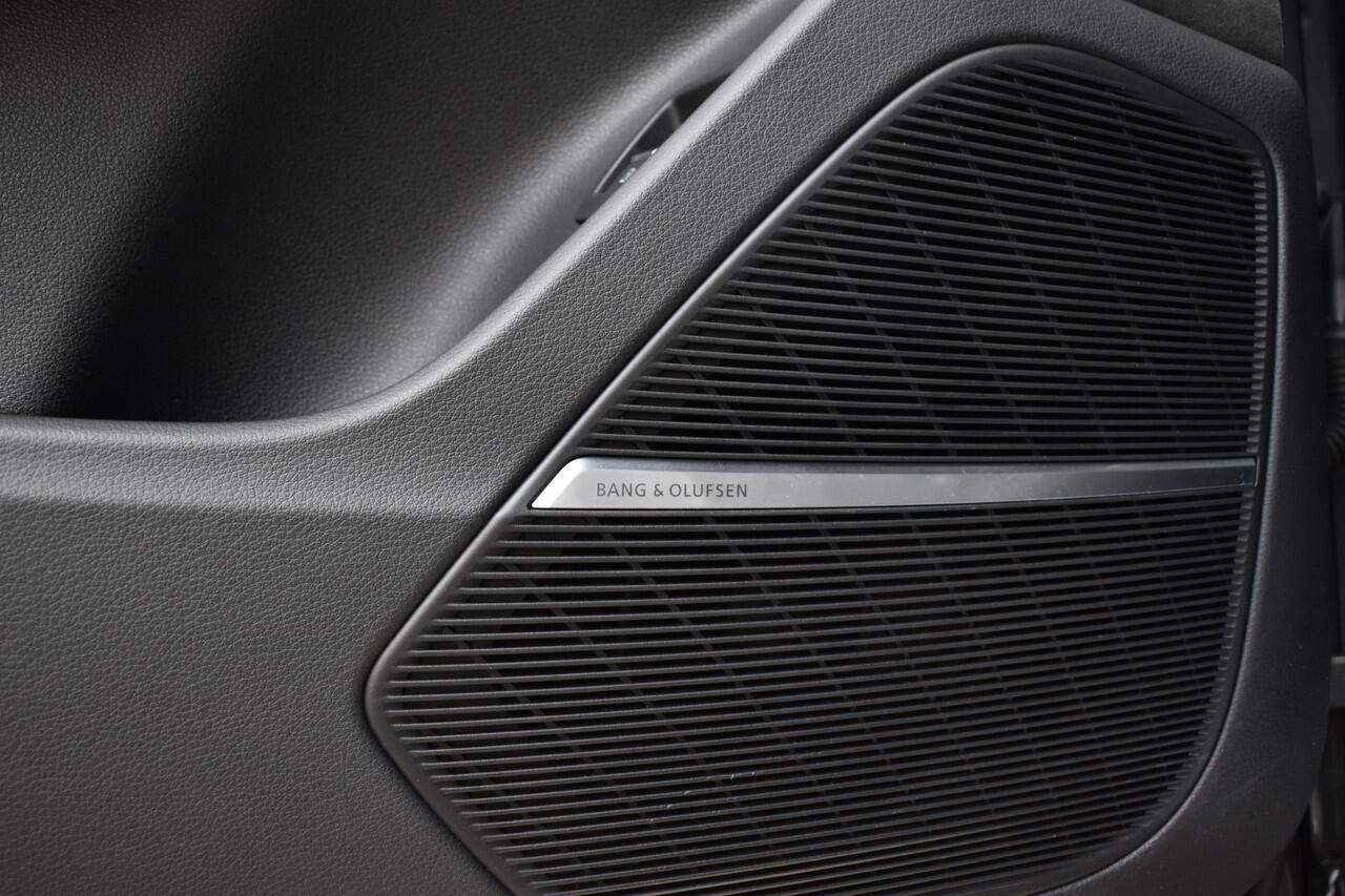 Audi Q8 55 TFSI e Quattro Pro Line S | ACC | RS-Seats | Head-Up | B&O | Softclose | 22'' Wielen | Stuurverwarming | Matrix | Nachtzicht |