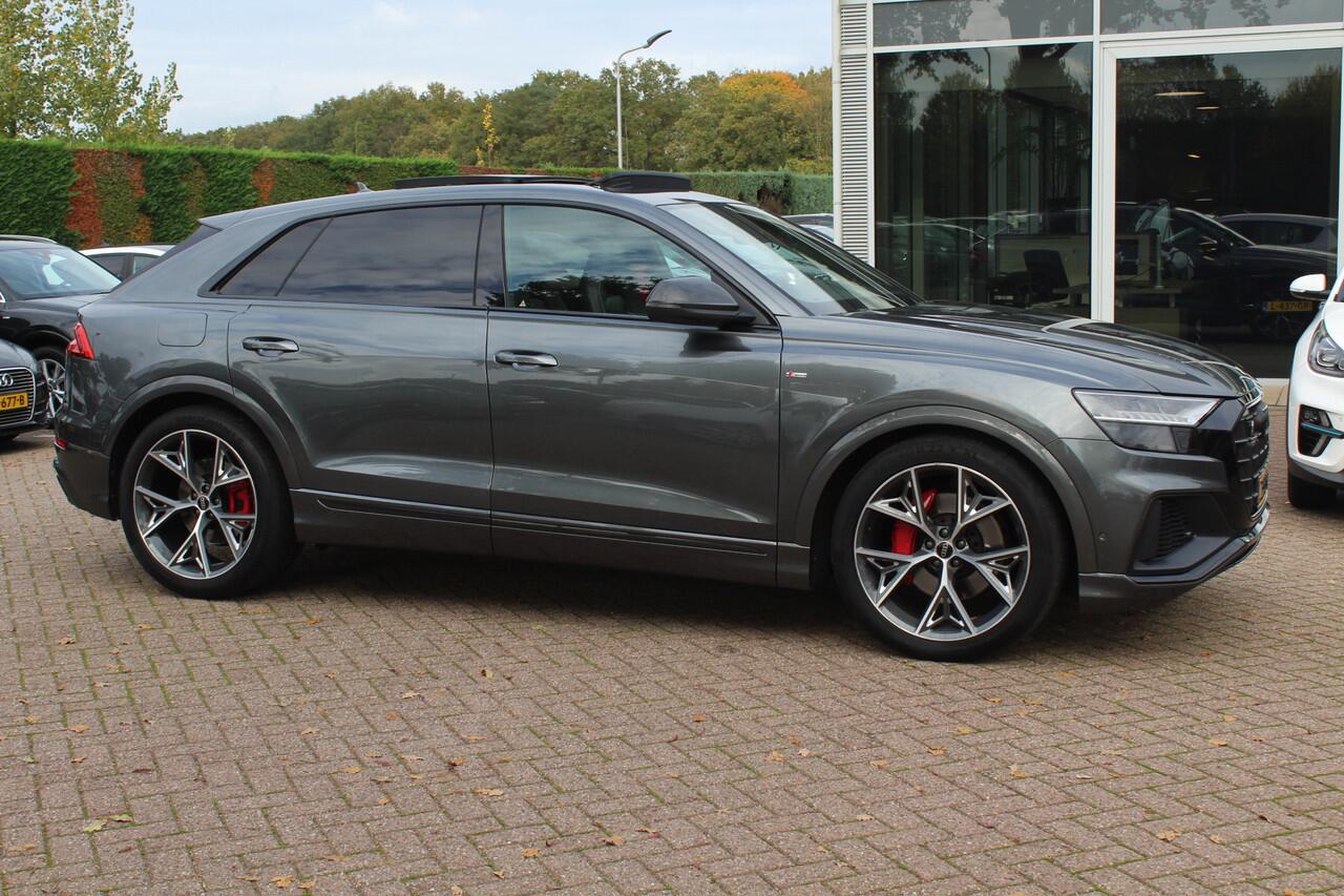 Audi Q8 55 TFSI quattro Pro Line S / Trekhaak / Panoramadak / Camera / Head-up / Luxe Leder / Carbon / 22'' / RS Seats / Keyless / Sfeerverlichting / Matrix LED / Stoelventilatie / Stuur+Stoelverwarming / DAB / ACC / Stoelm