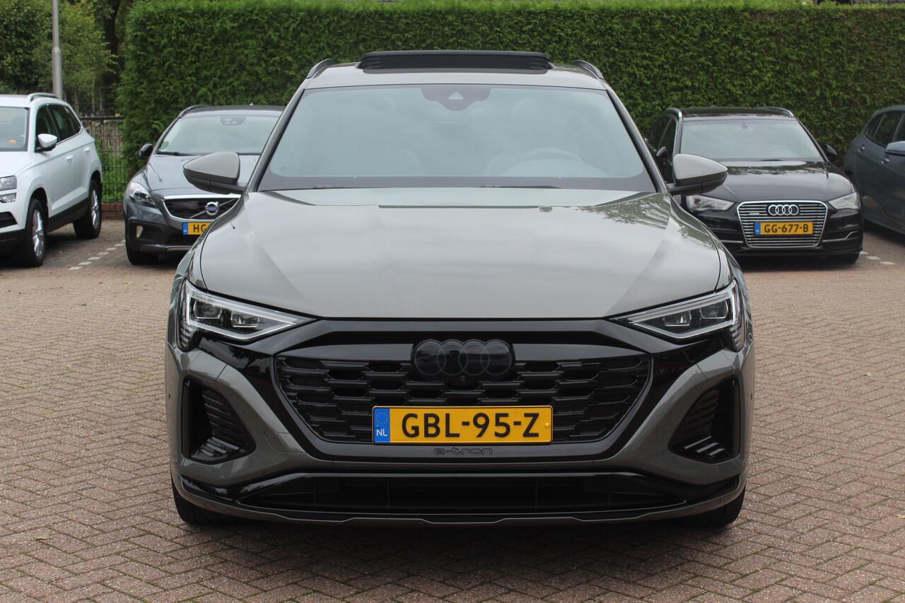 Audi Q8 Sportback e-tron 55 quattro S Edition Competition 115 kWh / SoH 94.8 % / Trekhaak / Panoramadak / Camera / Sfeerverlichting / 21'' / Keyless / Luchtvering / Stuurverwarming / DAB / ACC