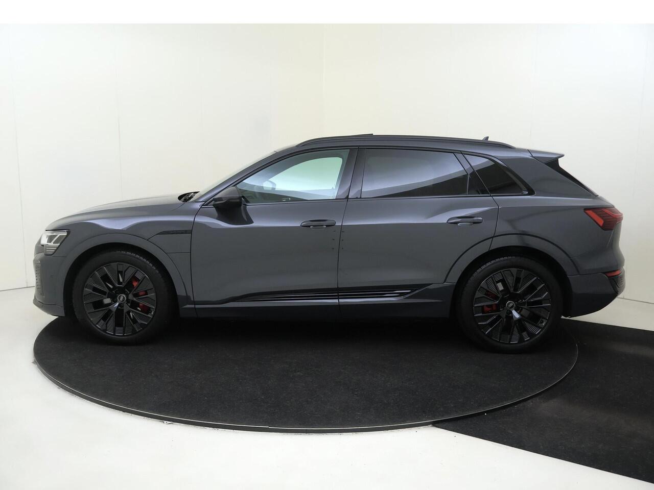 Audi Q8 e-tron 55 quattro S Edition Competition 115 kWh | Panoramadak | Trekhaak | Luchtvering | Adaptieve cruise control | LED koplampen | Achteruitrijcamera | Grootlichtassistent | Stoelverwarming |