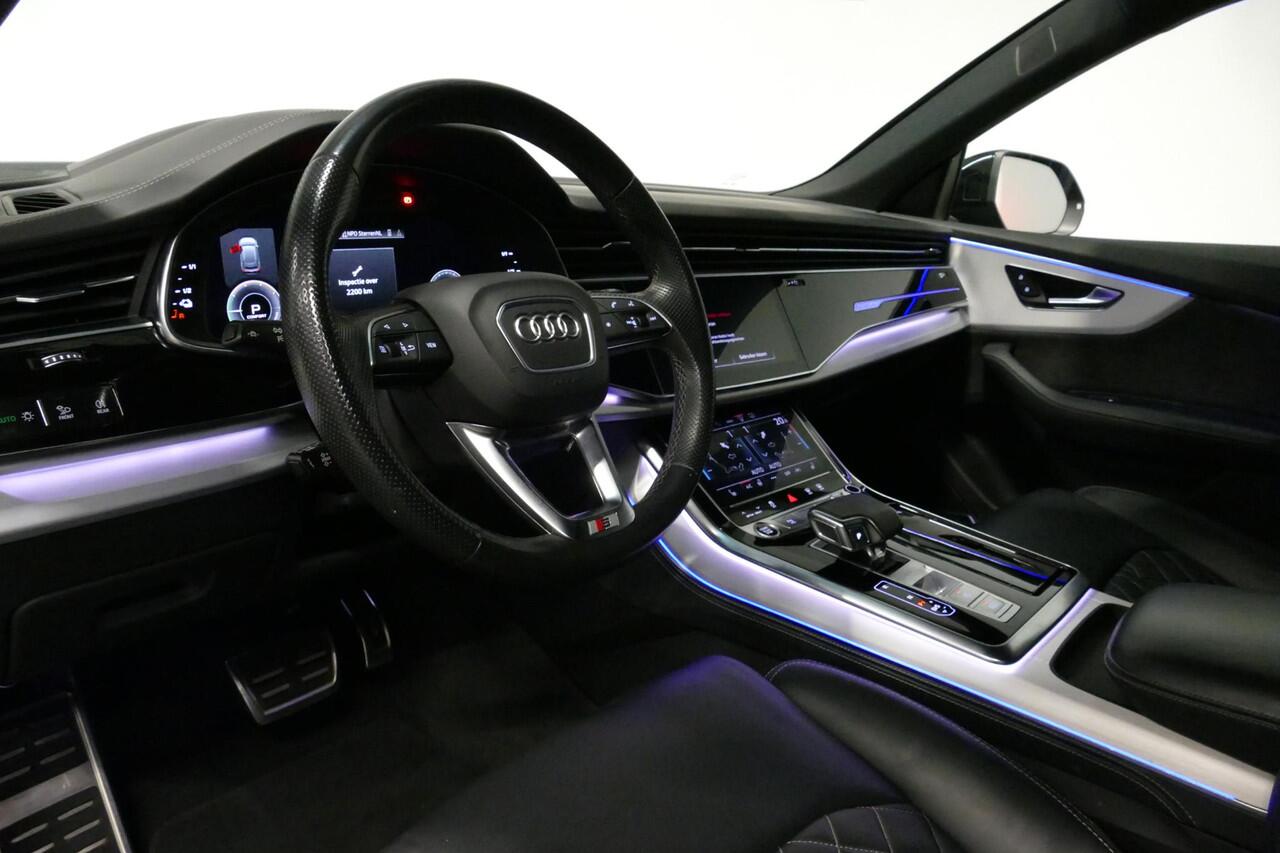 Audi Q8 60 TFSI e quattro Competition / S-Line / HD Matrix LED / Servosluiting / RS-Sportstoelen / Elektr. verstelbare voorstoelen / Head-Up Display / Stuur- & stoelverwarming / 360 graden camera / Bang & Olufsen Sound / Achterbank verwarming / 22'' LMV / Trekhaa