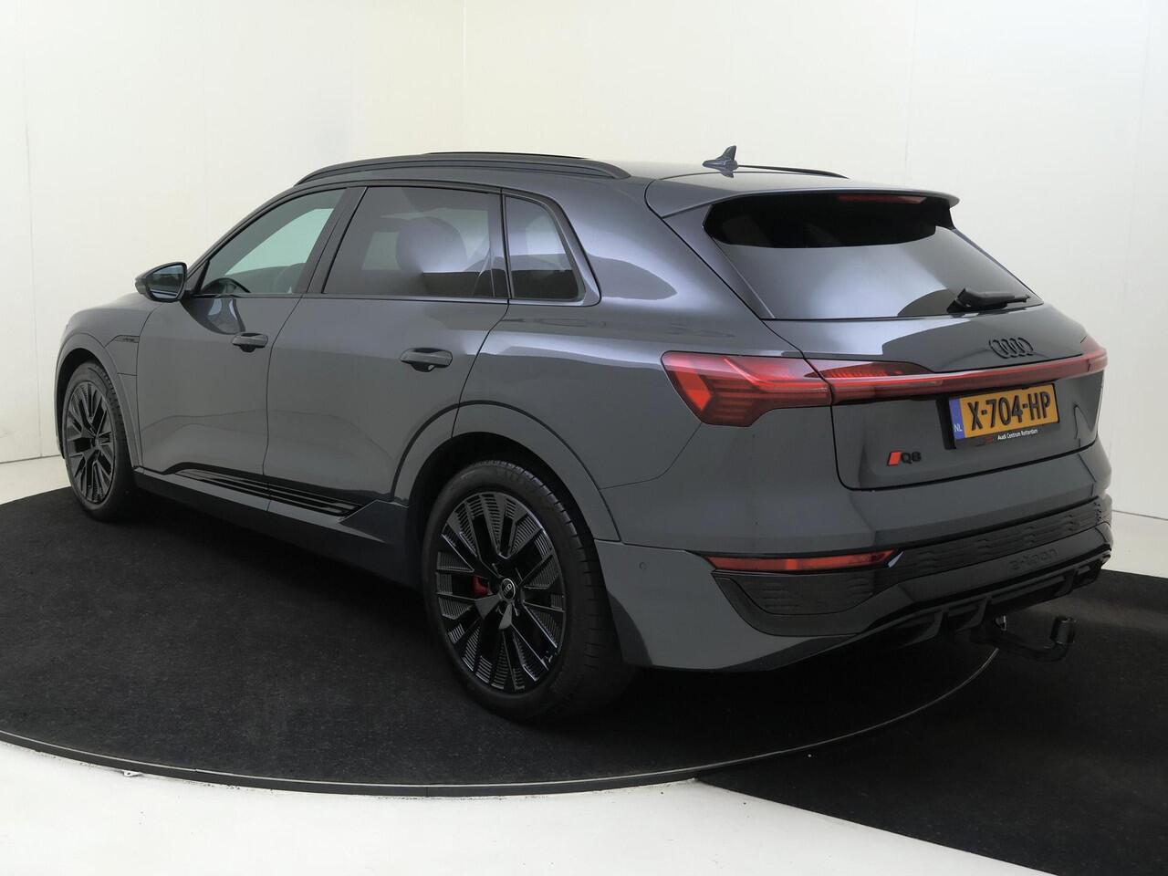 Audi Q8 e-tron 55 quattro S Edition Competition 115 kWh | Panoramadak | Trekhaak | Luchtvering | Adaptieve cruise control | LED koplampen | Achteruitrijcamera | Grootlichtassistent | Stoelverwarming |