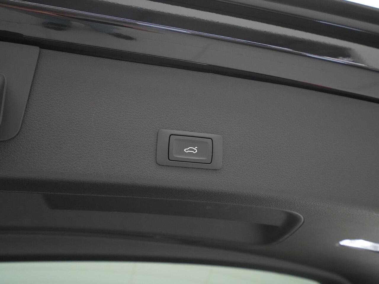 Audi Q8 e-tron 55 quattro S-Line Edition 115 kWh 408pk Panorama Navigatie Camera Matrix led 32