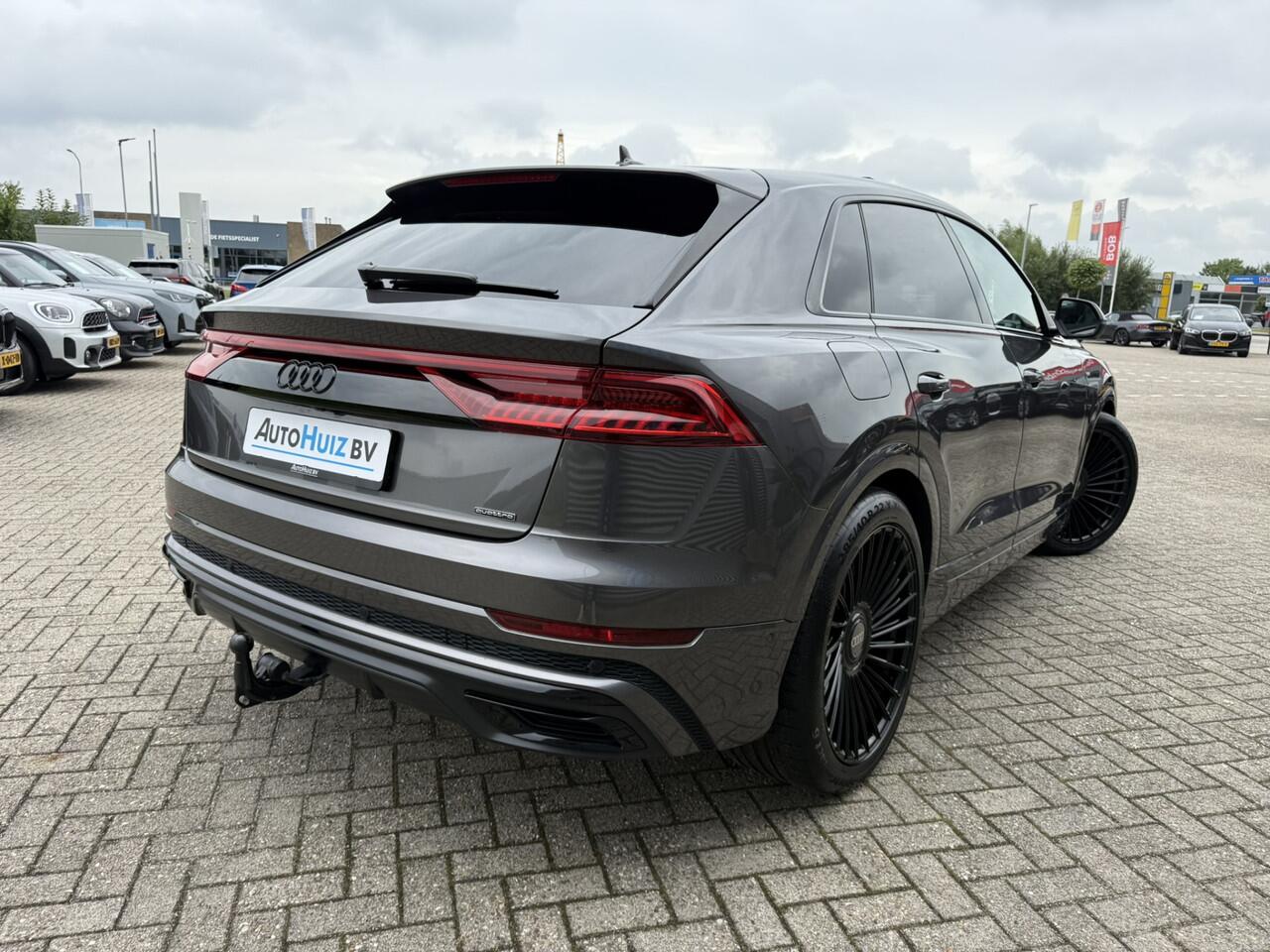 Audi Q8 60 TFSI e 467 PK Quattro Pro Line S-Line Competition Panoramadak S-Line Sportstoelen Plus Trekhaak Stuurverwarming Stoelverkoeling ACC Audi Exclusive Individueel-lak Rotor Grau!