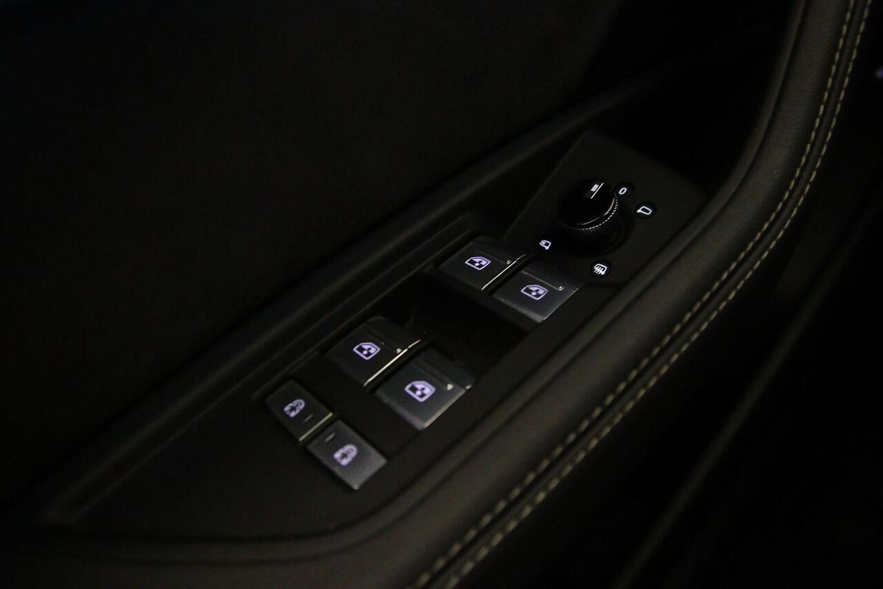 Audi Q8 e-tron 55 quattro S Edition 115 kWh | Trekhaak | Tour | Pano | Memory | Rolgordijnen | Ambient Lighting | Carplay | ACC |