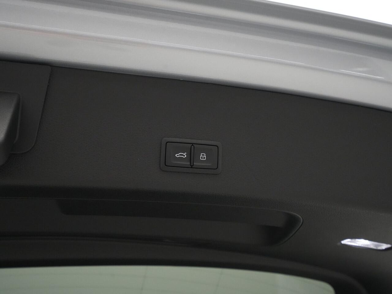 Audi Q8 e-tron 55 quattro Advanced Edition 115 kWh Panorama 360 Camera Trekhaak HUD 22'' 3