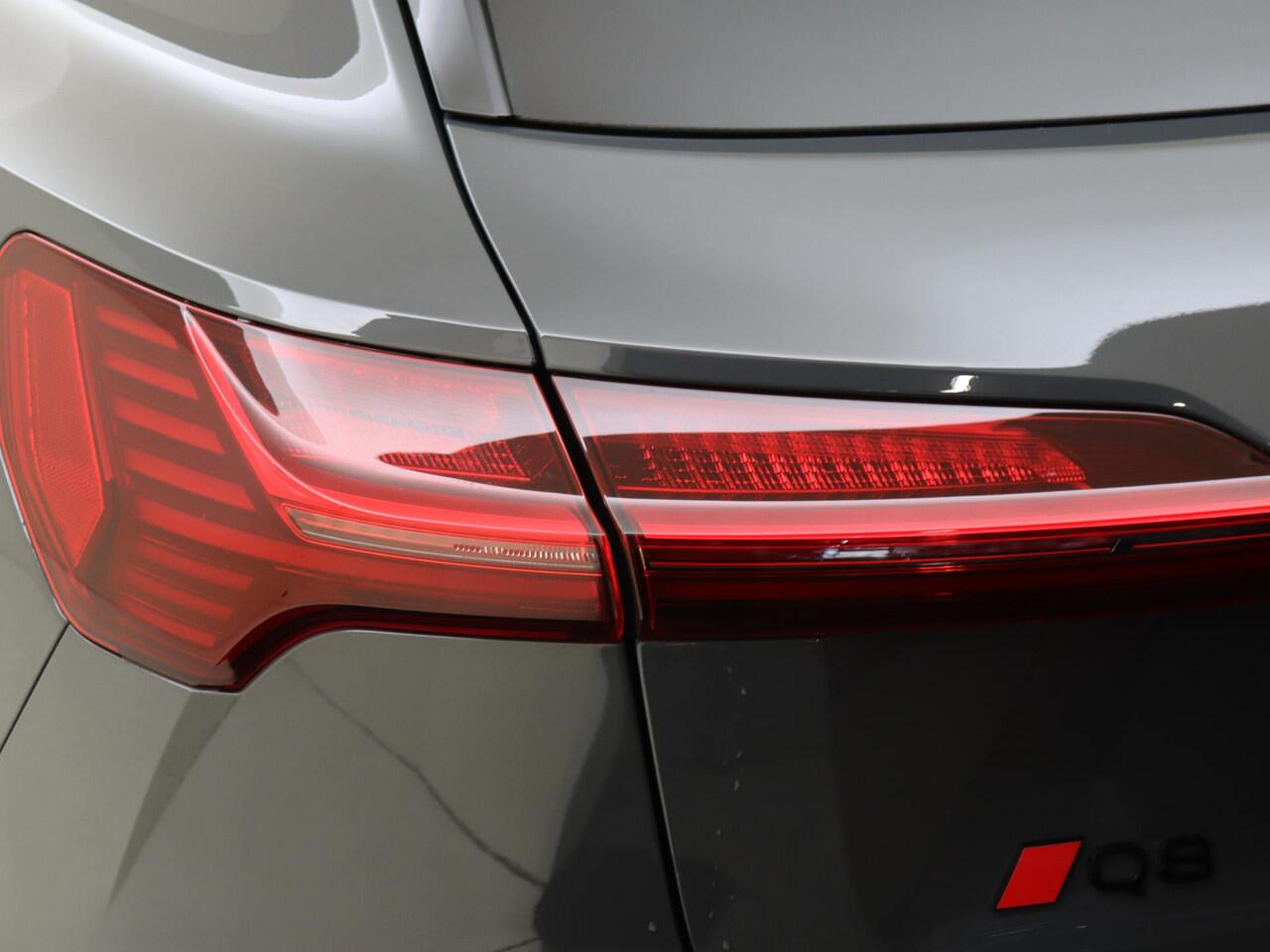 Audi Q8 e-tron 55 quattro S Edition Competition 115 kWh | Panoramadak | Trekhaak | Luchtvering | Adaptieve cruise control | LED koplampen | Achteruitrijcamera | Grootlichtassistent | Stoelverwarming |